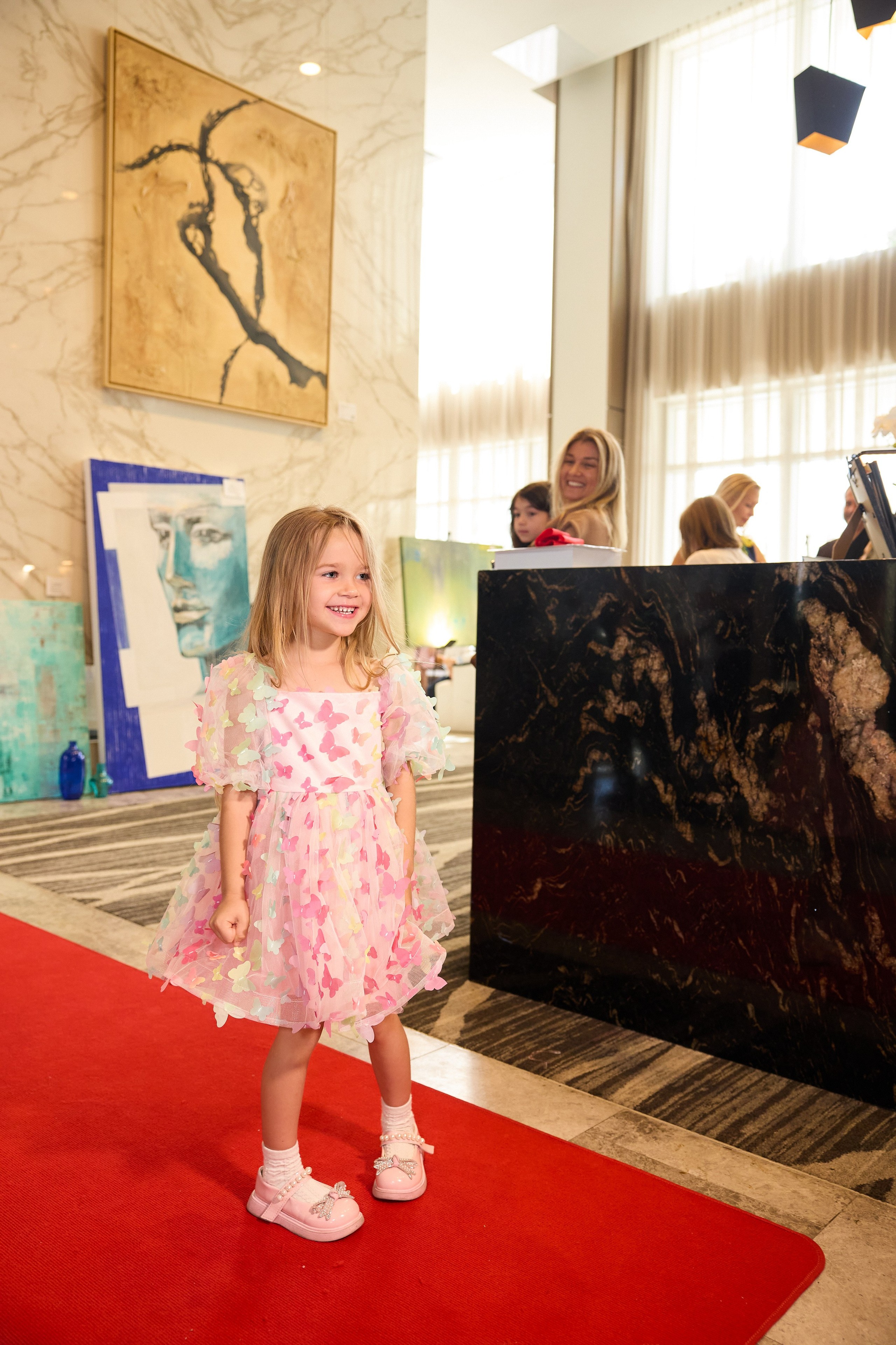 Авторская благотворительная художественная выставка Дианы Бортник. Фотограф Юлия Маковеева