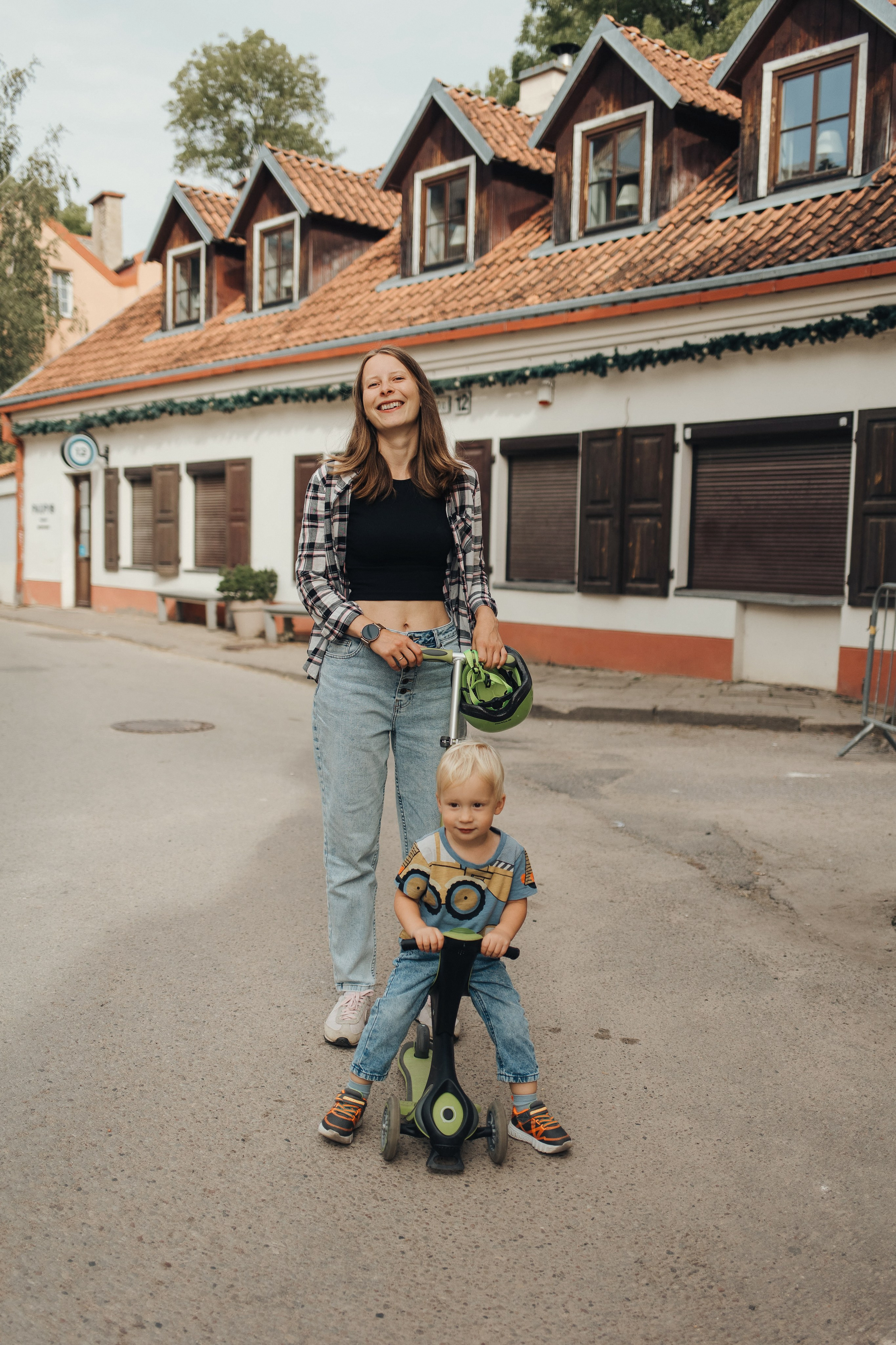 Along the streets of Vilnius in lifestyle style. Family photographer in Vilnuis Svetlana Naumova