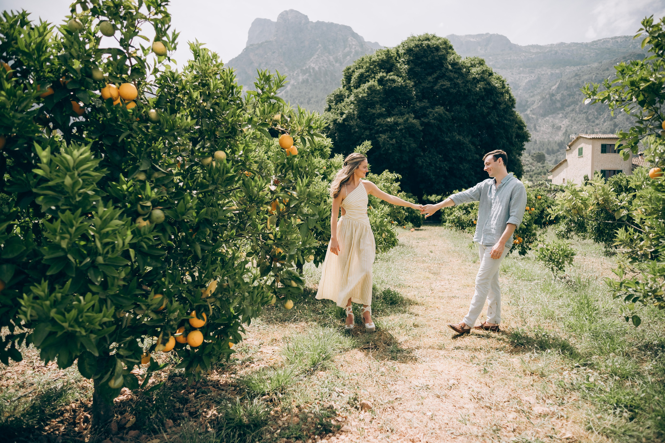 Relaxed Couple Session in Mallorca — Citrus Fields & Seaside. Фотограф у Пальма де Майорка