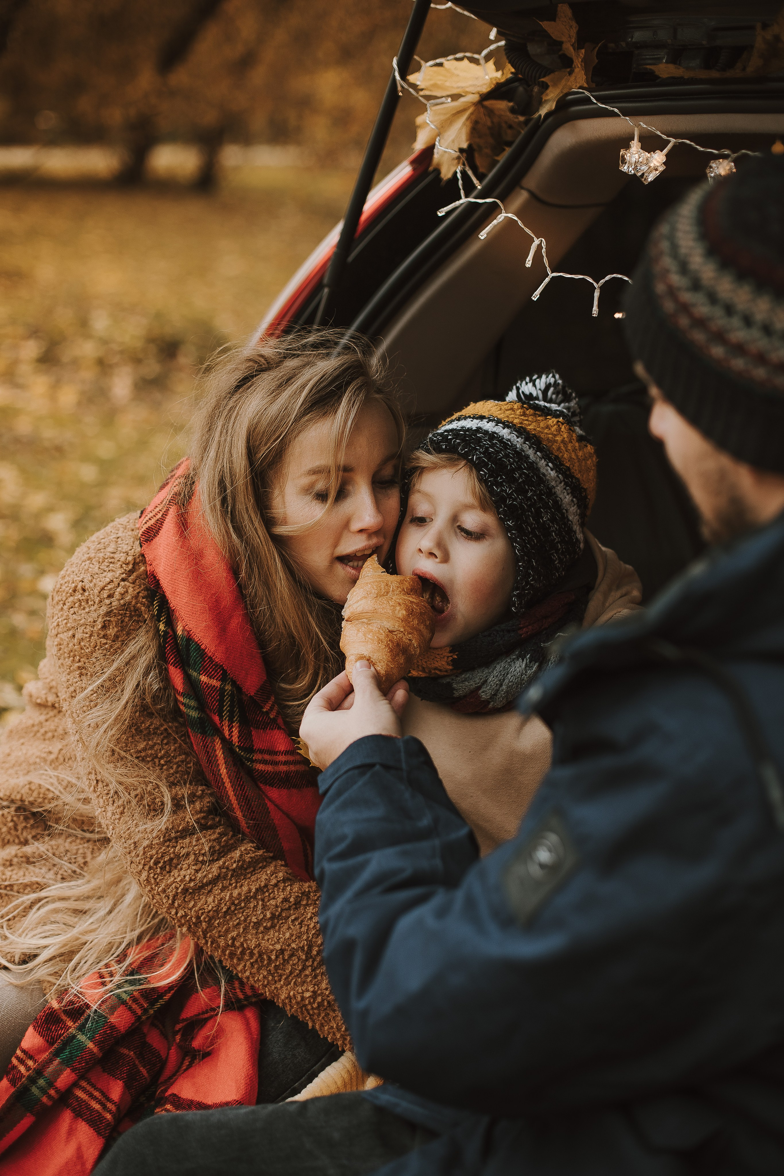 Rudens fotosesija ar mašīnu. Fotogrāfs Rīgā — Katerina Gordik