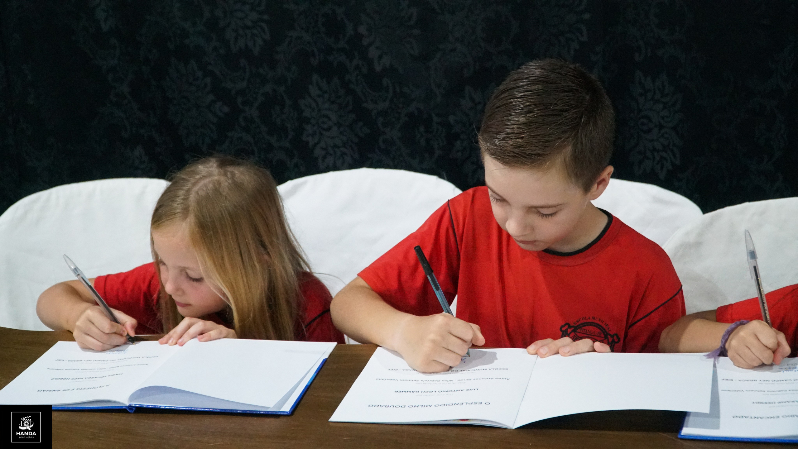 Noite autógrafos colégio Aurélio Buarque de Holanda. Handa Produções