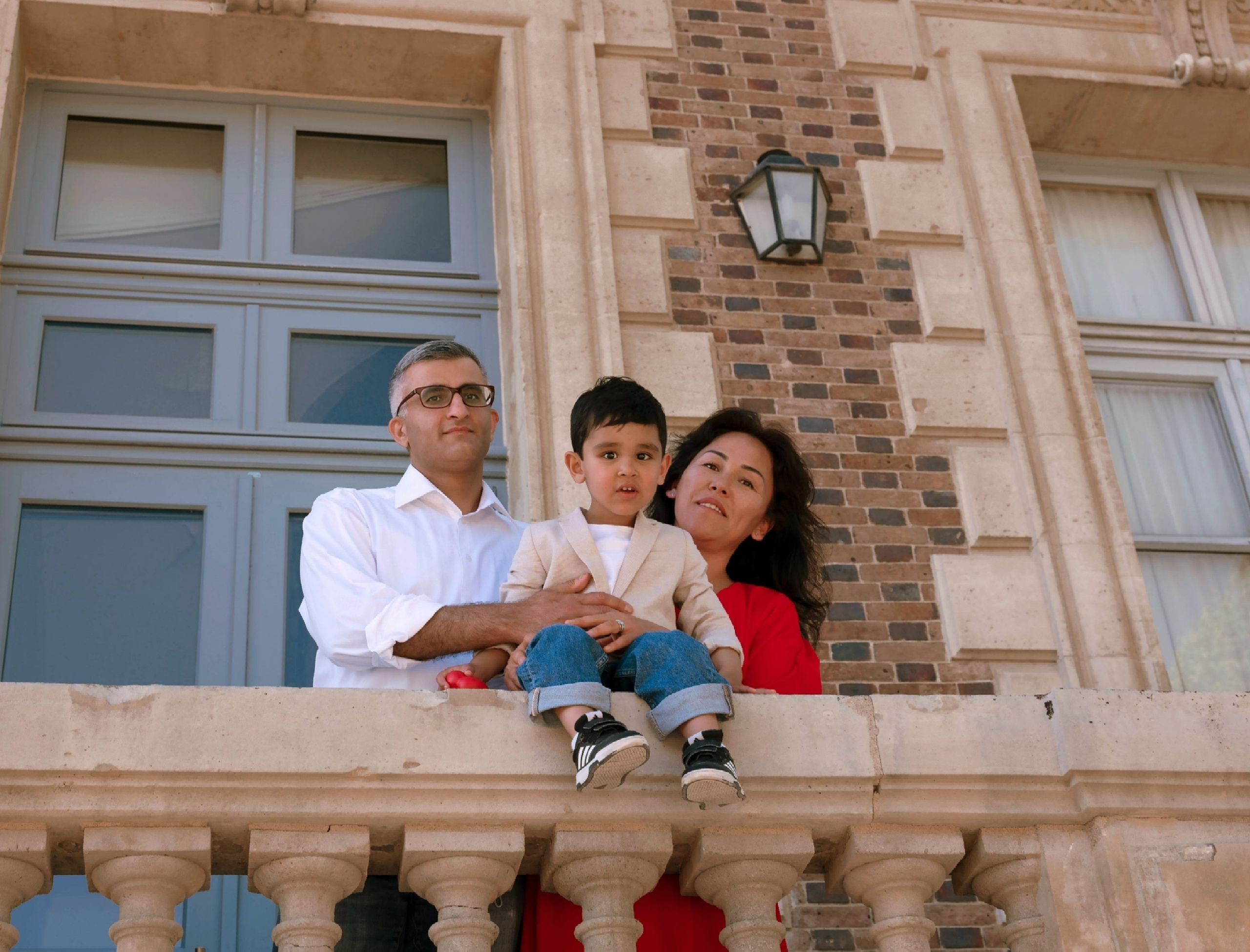 Family photoshoot in Paris. Alina Tagzieva- a photograper in Paris