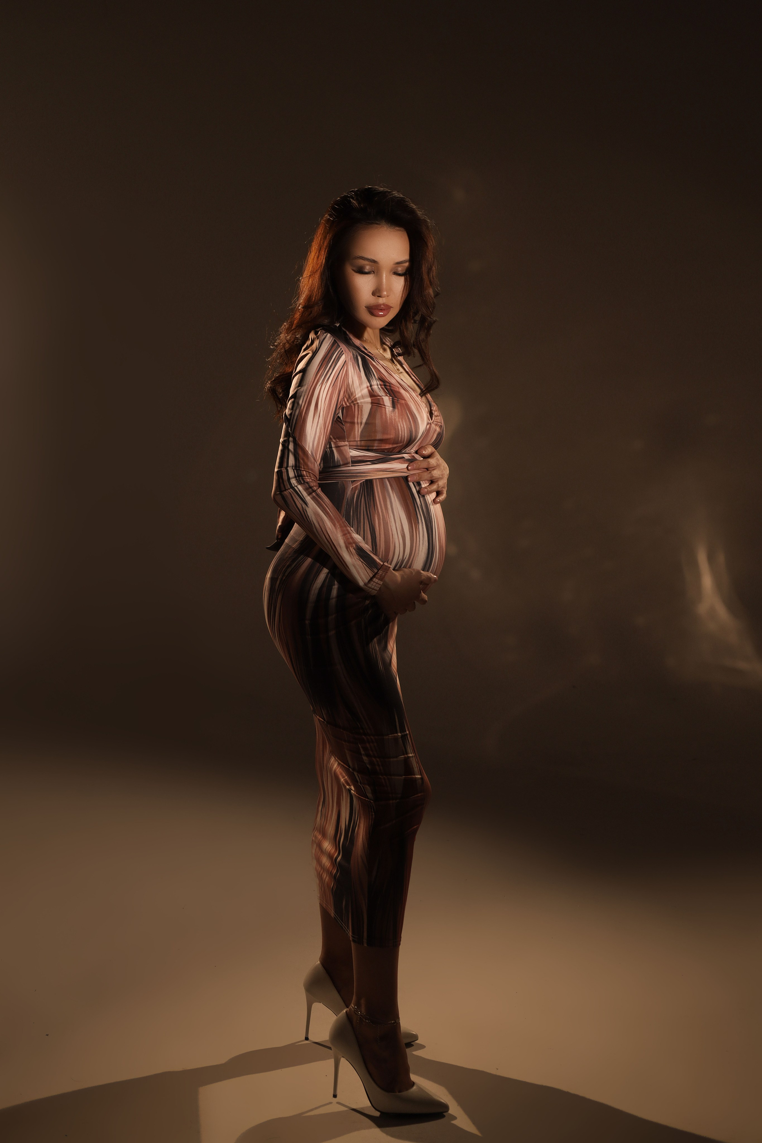 красивое платье с поясом под грудью, интересный принт, цвет как на фото,размер M\L