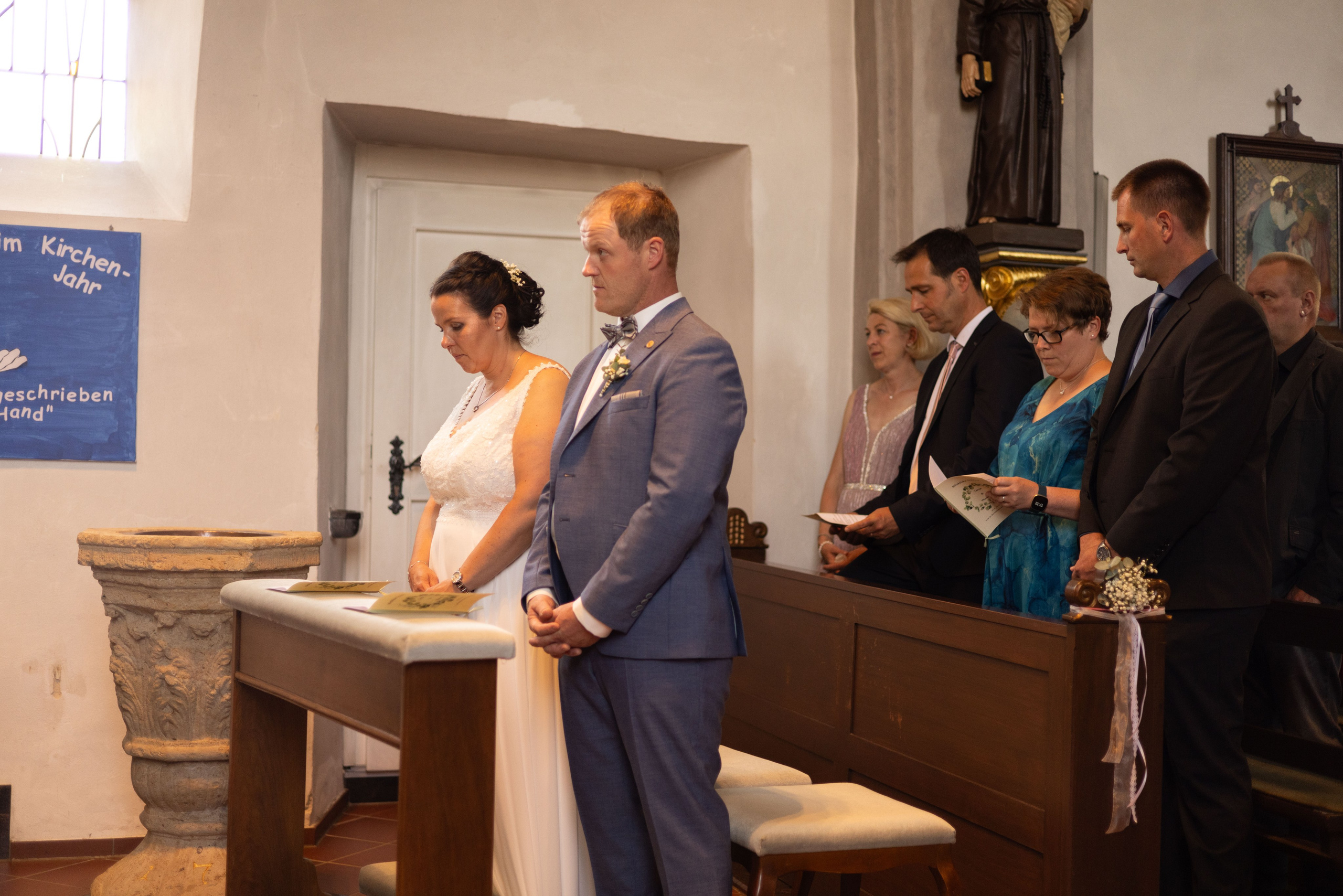 Familienfoto vor der Kirche in Schwagsdorf, nach der katholischen und evangelischen Trauung