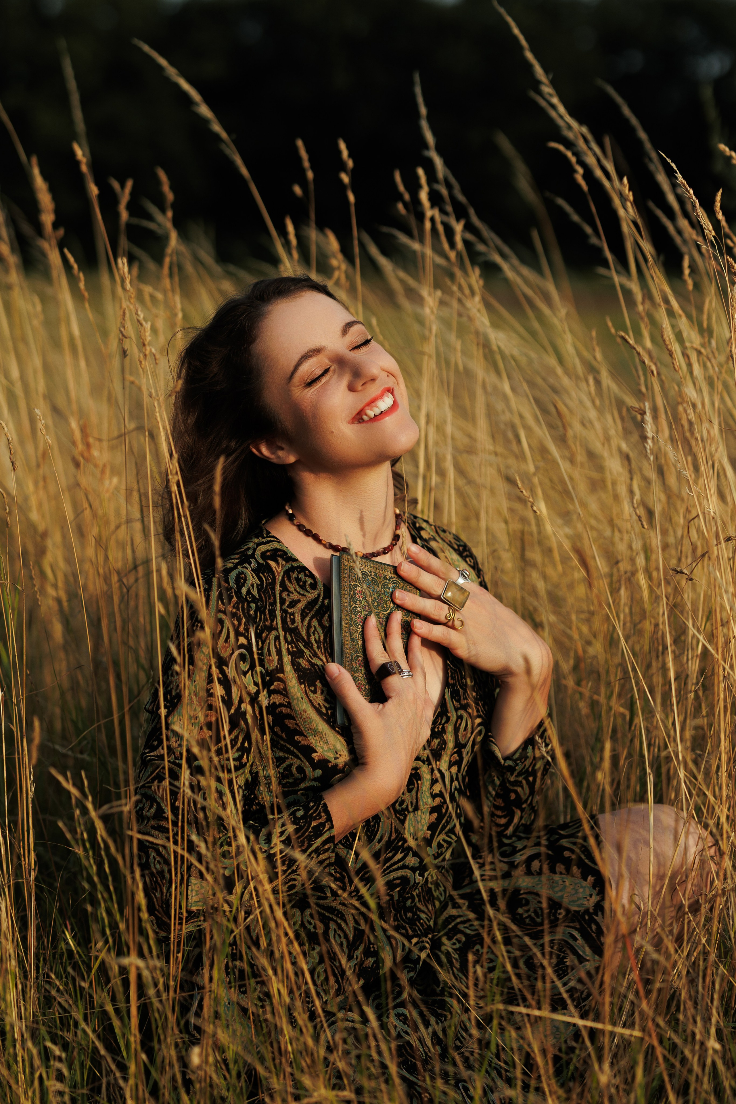 Outdoor Portrait in the Field. Woman with book. Soft&Aesthetic Photography by Kristina Kozheltsova. Kristina Kozheltsova- Soulful Portrait&Lifestyle&Love Story Photographer in Leipzig, Germany