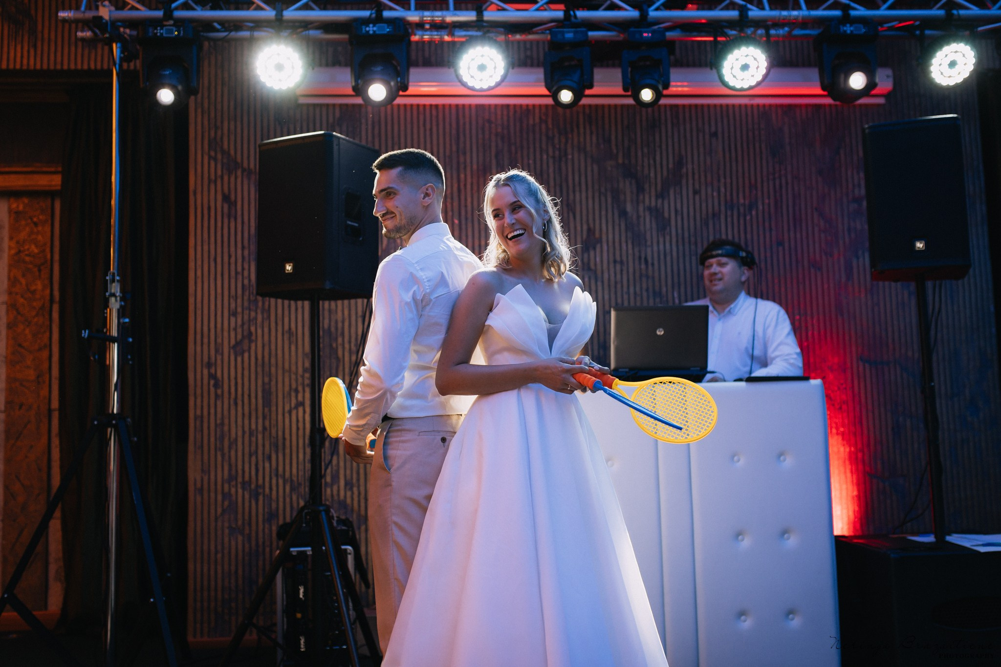 Vestuvinė fotosesija Kaune, Vienybės aikštėje, prie Lietuvos banko