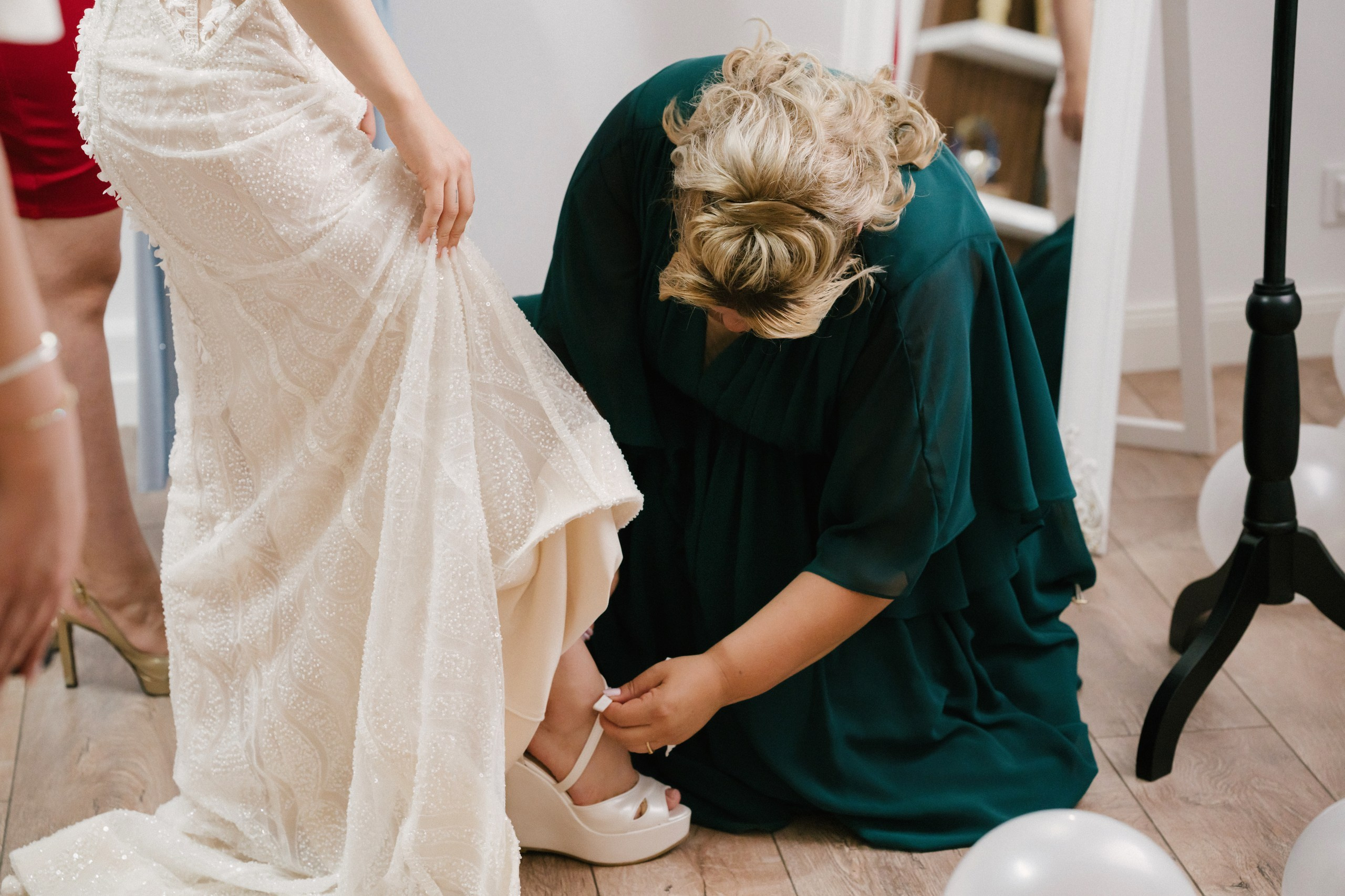 1. Mireasa Adriana în timpul pregătirilor de nuntă în Tudora Botoșani2. Costumul mirelui Ionuț fotografiat artistic în ziua nunții3. Prietenii mirelui la tradițiile de nuntă în Tudora4. Bărbieritul mirelui în cadrul obiceiurilor tradiționale de nuntă5. Fotografii de familie la biserică în ziua nunții6. Portret de familie cu mirii și copilul lor la nunta din Botoșani7. Primul dans al mirilor la Mariage Dor Baisa Botoșani8. Decor elegant de nuntă la Mariage Dor Baisa9. Emoții și tradiții la nunta din Tudora județul Botoșani10. Fotograf profesionist de nuntă în Botoșani surprinzând momente autentice - otograf-nunta-botosanifotograf-evenimente-botosanifotograf-profesionist-botosanifotograf-nunta-tudoranunta-tudora-botosanisedinta-foto-nunta-botosanipoze-nunta-botosanifotografii-nunta-tudorafotograf-cununie-religioasa-botosanibiserica-sfintii-imparati-constantin-si-elena-tudoramariage-dor-baisa-botosanirestaurant-nunta-botosanidansul-mirilor-mariage-dorpregatiri-mire-botosanipregatiri-mireasa-botosanitraditii-nunta-moldovaobiceiuri-nunta-tudorafotograf-familie-nunta-botosaniportret-miri-botosanigalerie-foto-nunta-botosanialbum-foto-nunta-botosaninunta-eleganta-botosaninunta-cu-traditii-botosanifotograf-premium-nunta-botosaniservicii-foto-video-botosanipoveste-de-nunta-botosanifotograf-documentar-nuntafotograf-natural-emotionalmiri-ionut-si-adriananunta-autentica-tudora -otograf-nunta-botosanifotograf-nunta-tudoranunta-tudora-botosanifotograf-evenimente-botosanifotograf-profesionist-botosaniservicii-foto-video-botosanigalerie-foto-nunta-botosanialbum-foto-nunta-botosani - nunta-autentica-botosaninunta-cu-traditii-botosanipoveste-de-nunta-botosanifotografii-emotionante-nuntamomente-autentice-nuntafotografie-documentara-nuntafotograf-natural-nunta- pregatiri-miri-tudorabiserica-tudora-botosanicununie-religioasa-tudoramariage-dor-baisa-botosanipetrecere-nunta-botosanivalsul-mirilor-botosani - alino-foto-studio-botosaniionut-si-adriana-nunta-tudorafotograf-alin-chirila-botosani