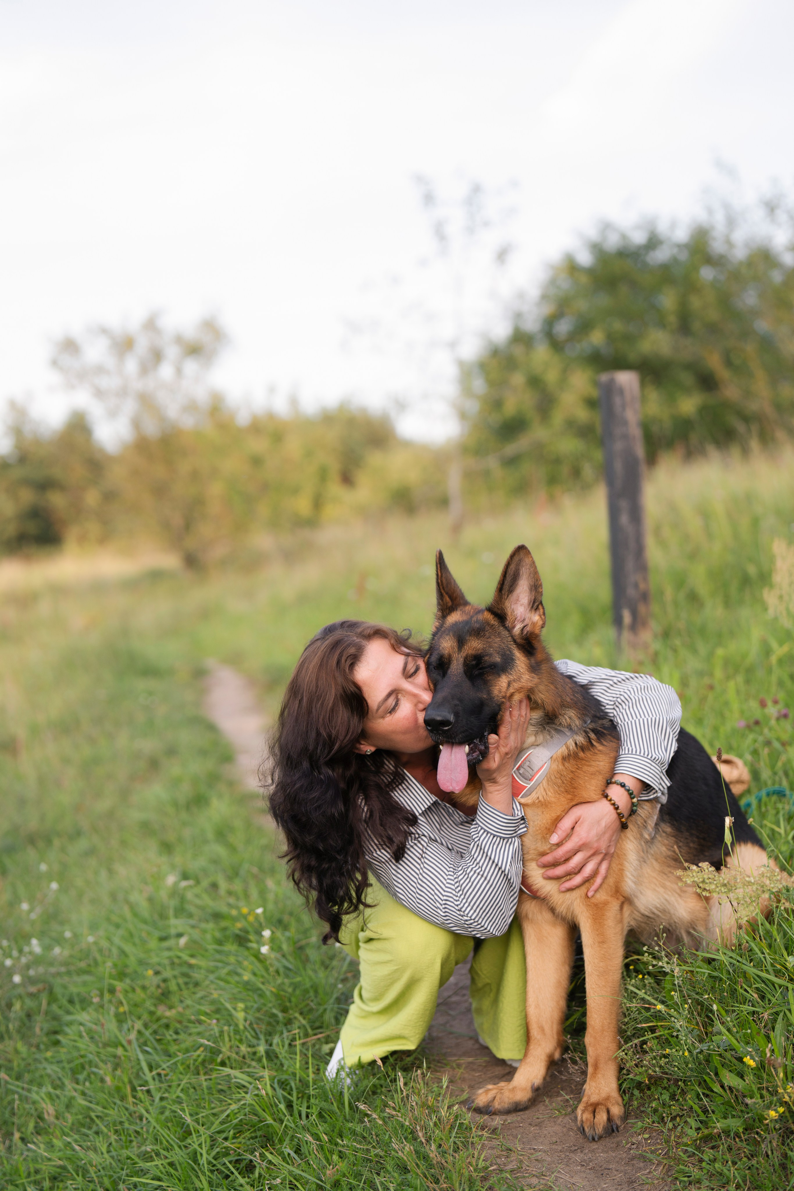 Patyriminė fotosesija su augintiniu, augintiniu fotografija, šuns fotosesija, fotosesija gamtoje, šeimininko ir šuns fotosesija, su daug emocijų ir tikrumo