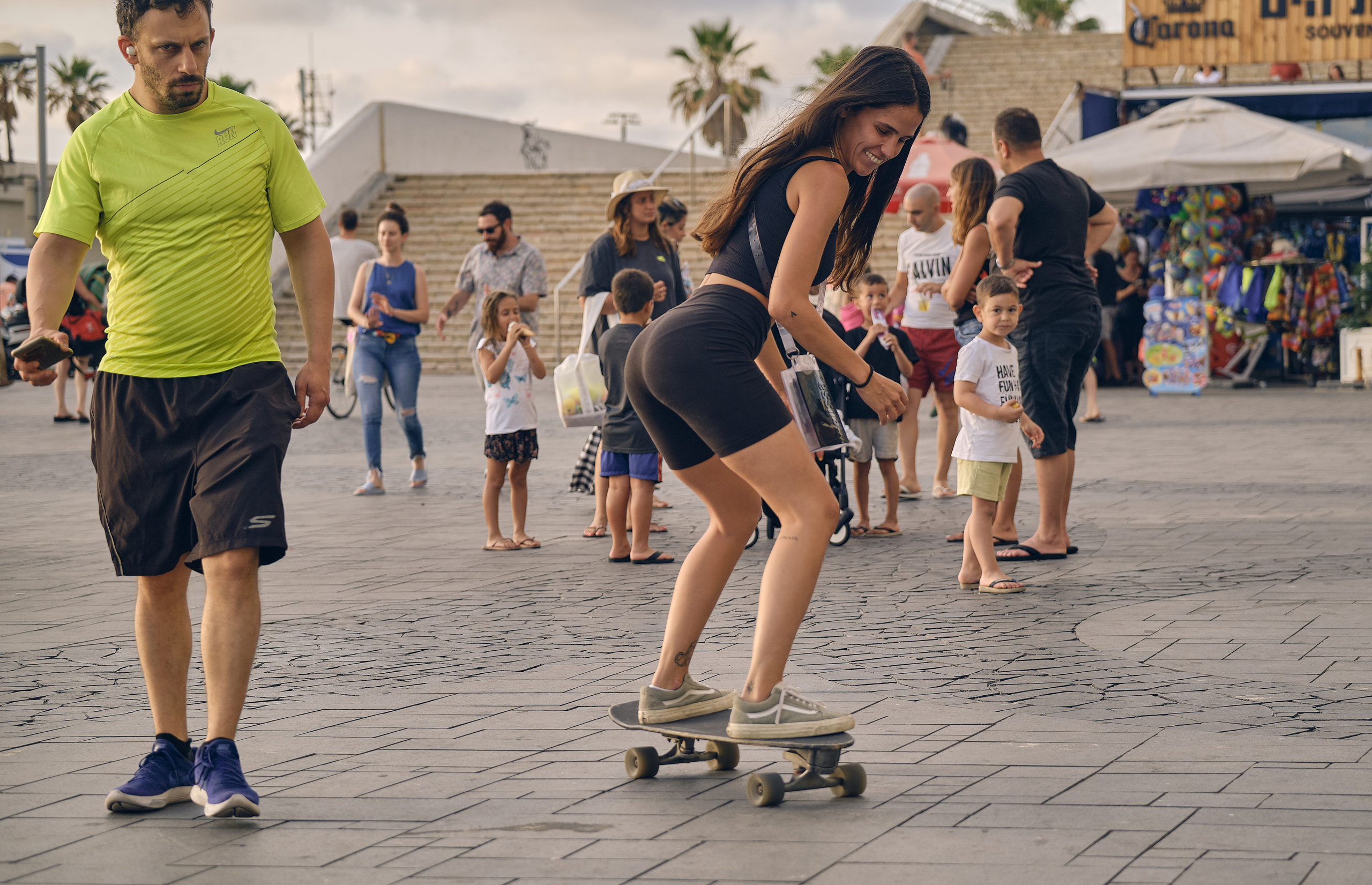 Ron. Tel Aviv Street. Middle East Photo Agency — Свадьбы, Бар и Бат-мицва, Брит, Театр, Магниты, Портреты