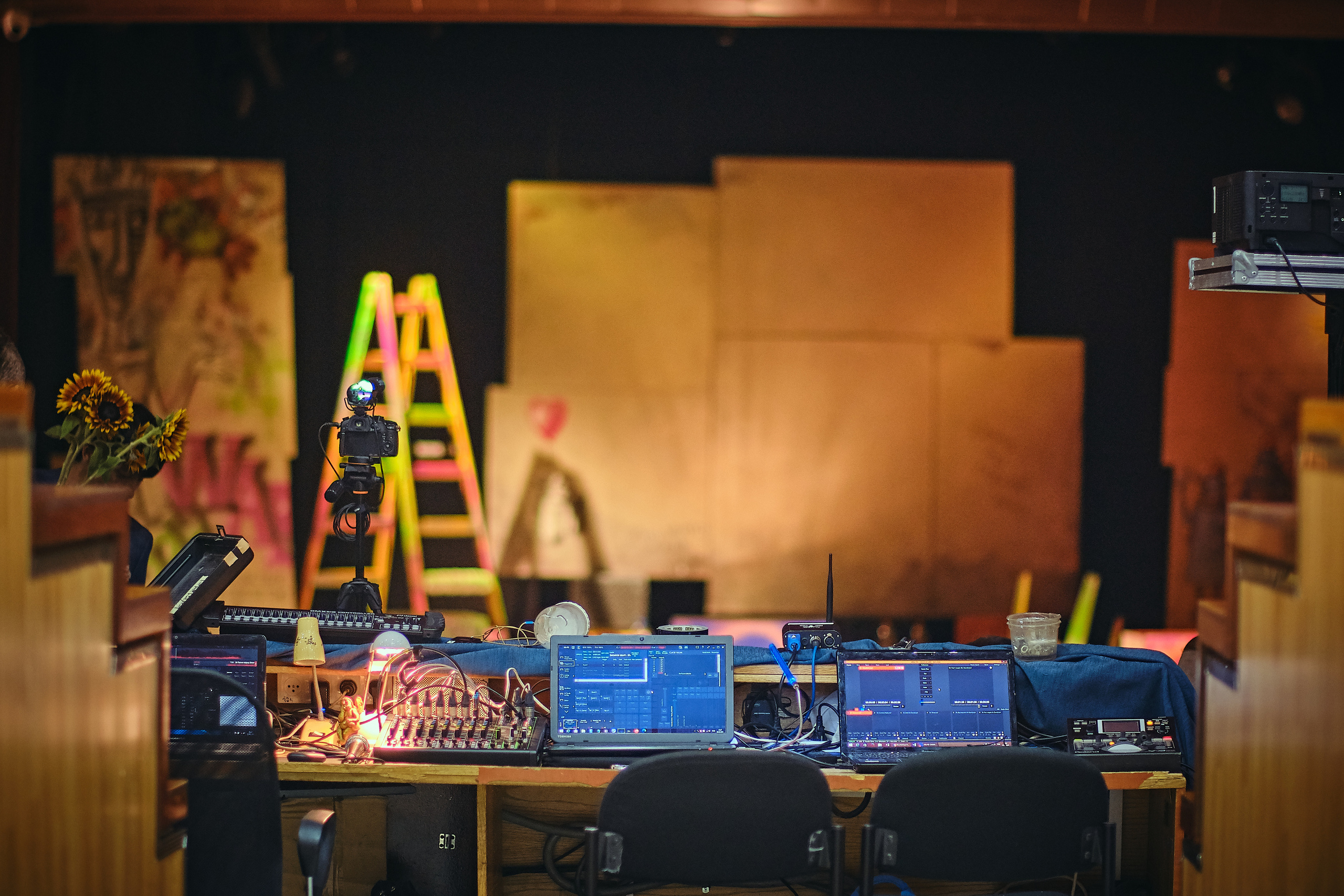 Theater inoi. Middle East Photo Agency סוכנות צילום המזרח התיכון — צילום מקצועי והדפסת מגנטים לאירועים