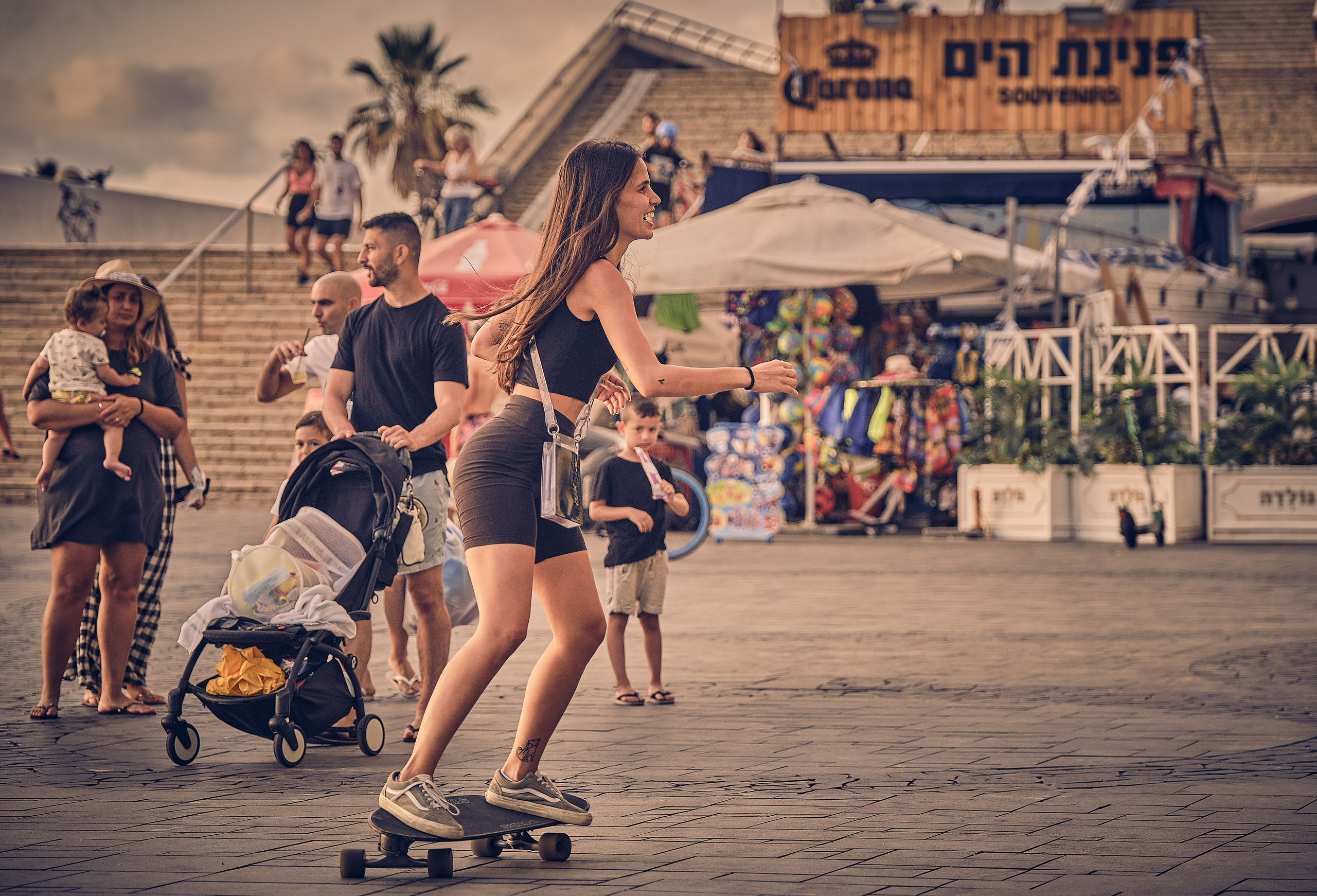 Ron. Tel Aviv Street. Middle East Photo Agency — Свадьбы, Бар и Бат-мицва, Брит, Театр, Магниты, Портреты
