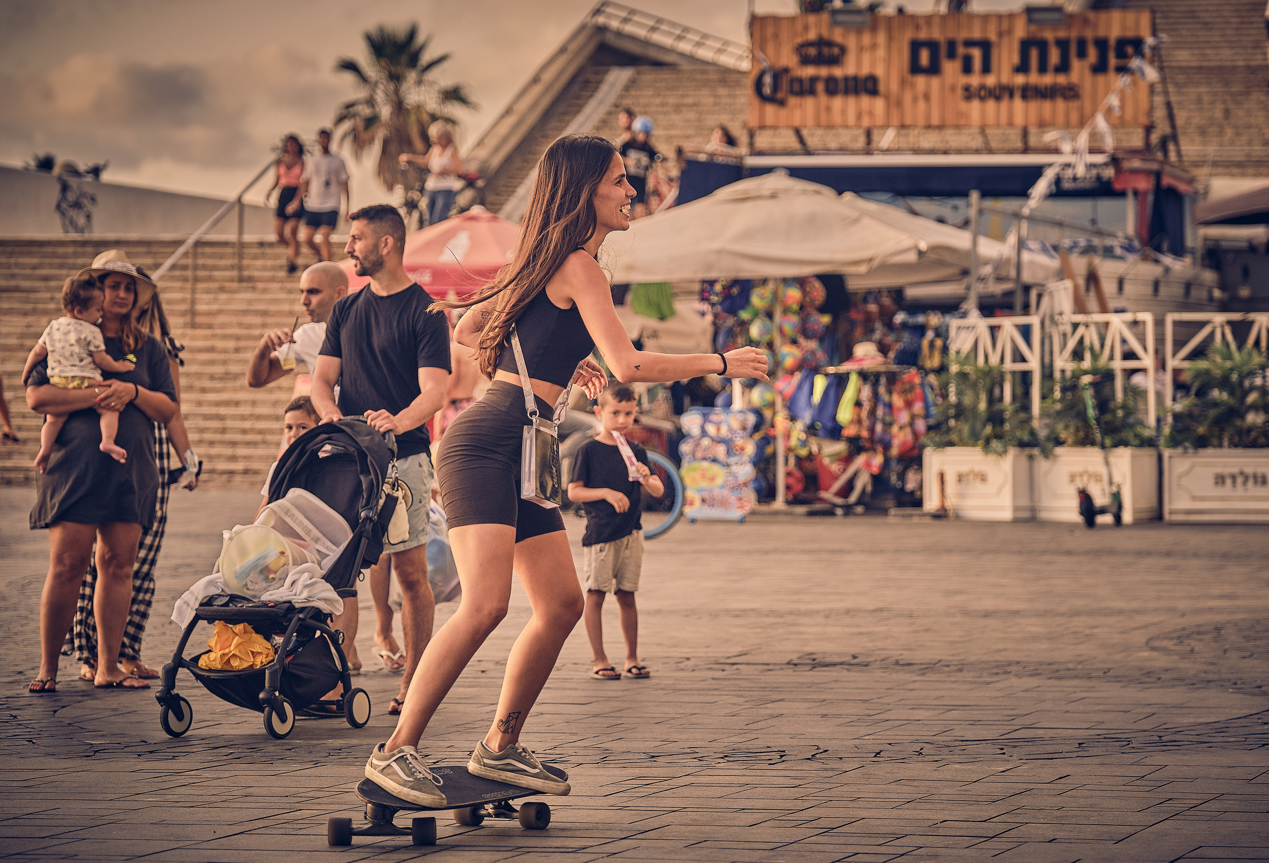 Ron. Tel Aviv Street. Middle East Photo Agency — Свадьбы, Бар и Бат-мицва, Брит, Театр, Магниты, Портреты