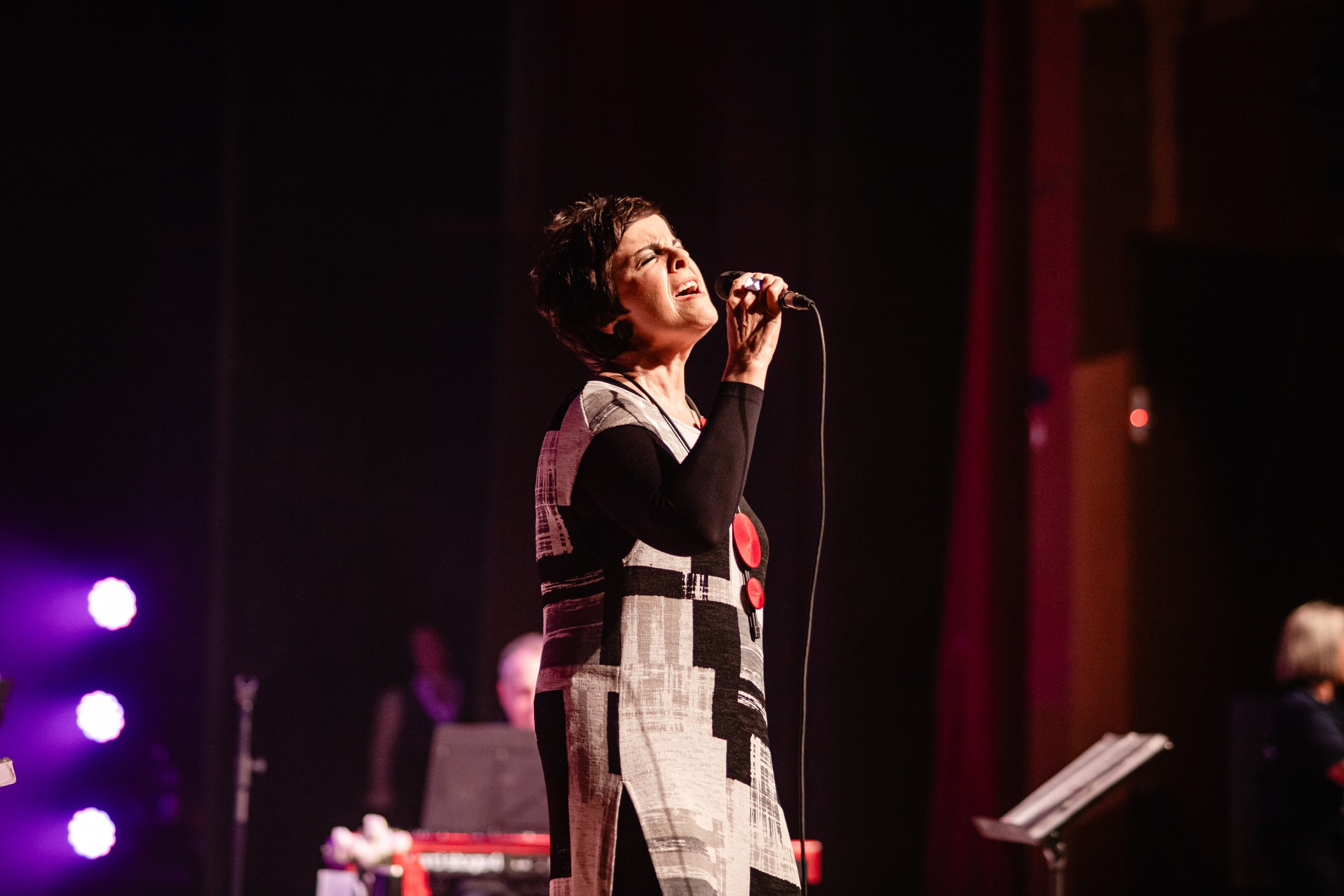 Show da cantora Leila Pinheira no Teatro Municipal de Itajaí
