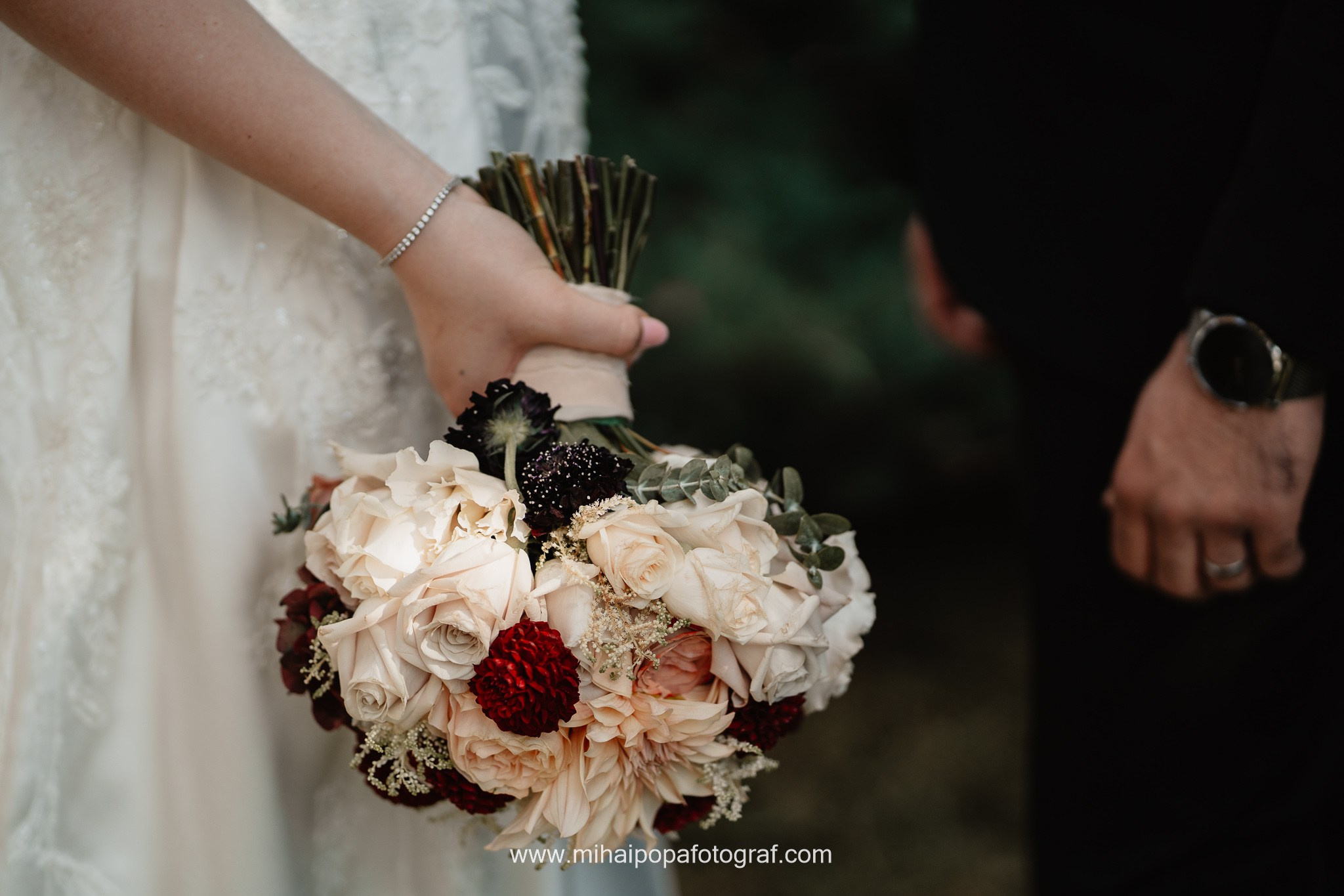Moment emoționant între miri în ziua nunții, surprins într-un cadru natural și romantic, la Daimon Events. Fotografie de nuntă profesională, editată artistic pentru a evidenția emoția și eleganța evenimentului.