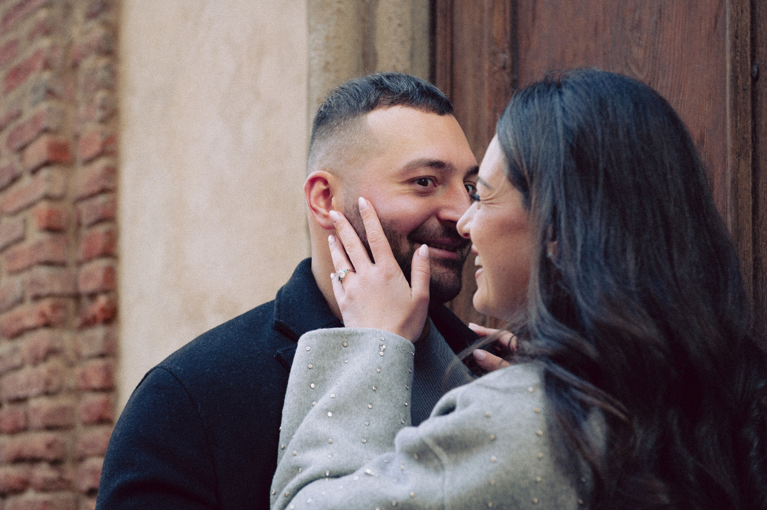 servizio fotografico coppia Milano, coppia innamorata Italia, fotografia naturale di coppia, coppia in movimento Milano, servizio fotografico spontaneo Milano, amore e viaggio Italia, servizio fotografico di coppia Milano, fotografia love story Milano, coppia romantica Italia, ritratto di coppia Milano, primo piano coppia innamorata, fotografia emozionale Milano,