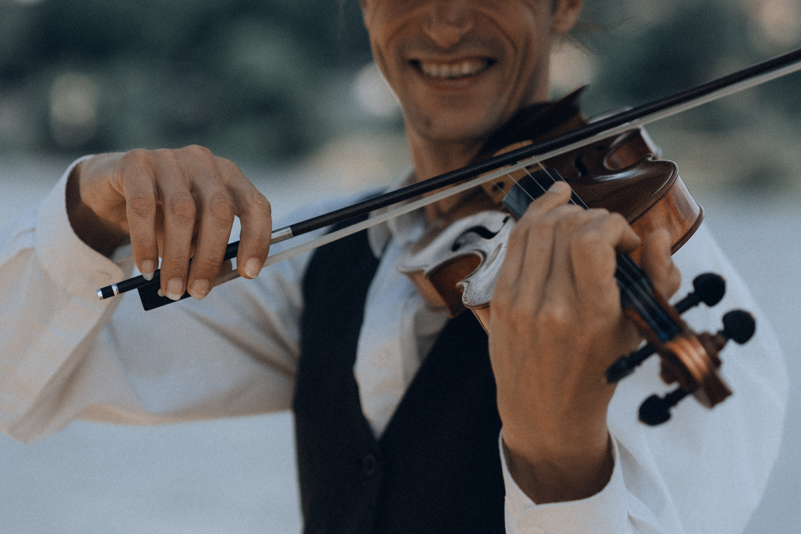 Nahaufnahme, lächelnder Musiker spielt Geige