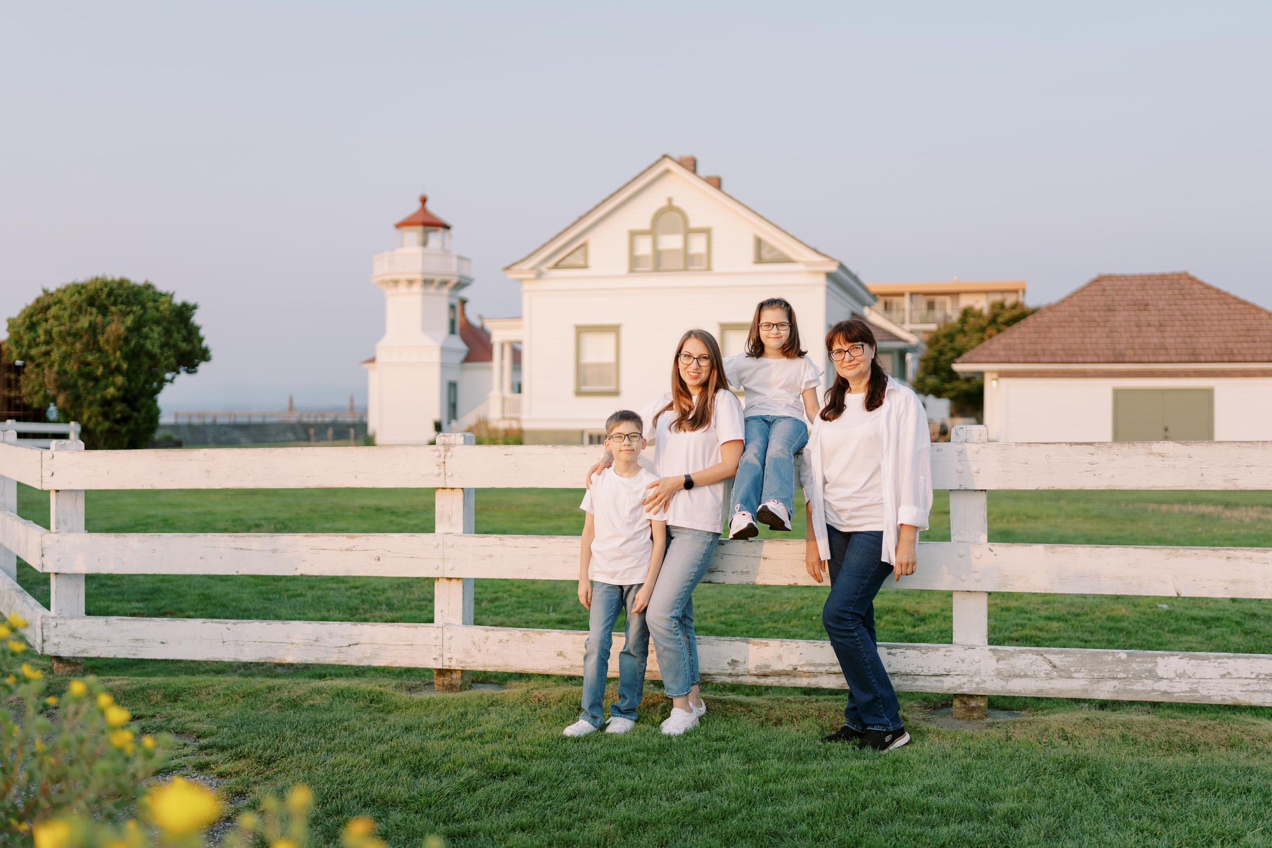 Family photoshoot. Vitalina with her family. August 2024. Lighthouse in Mukilteo. EVAN ARISTOV WEDDING PHOTOGRAPHY — Seattle Wedding Photographer