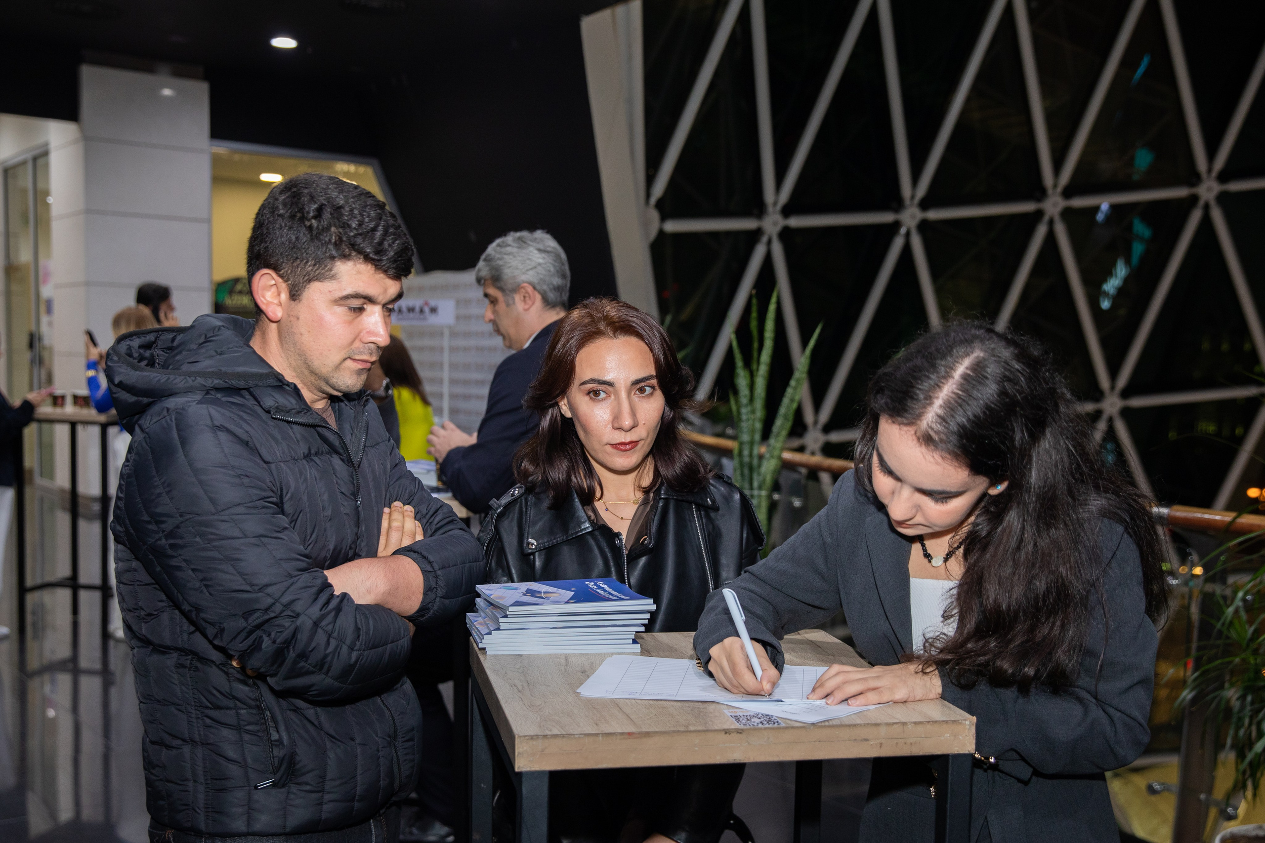 “Astronomiyada Əsas Anlayışlar” kitabının və “Fəza və Zamanın Elçiləri” filminin təqdimatı. Həvəskar Astronomlar Cəmiyyəti — Astronomy.az