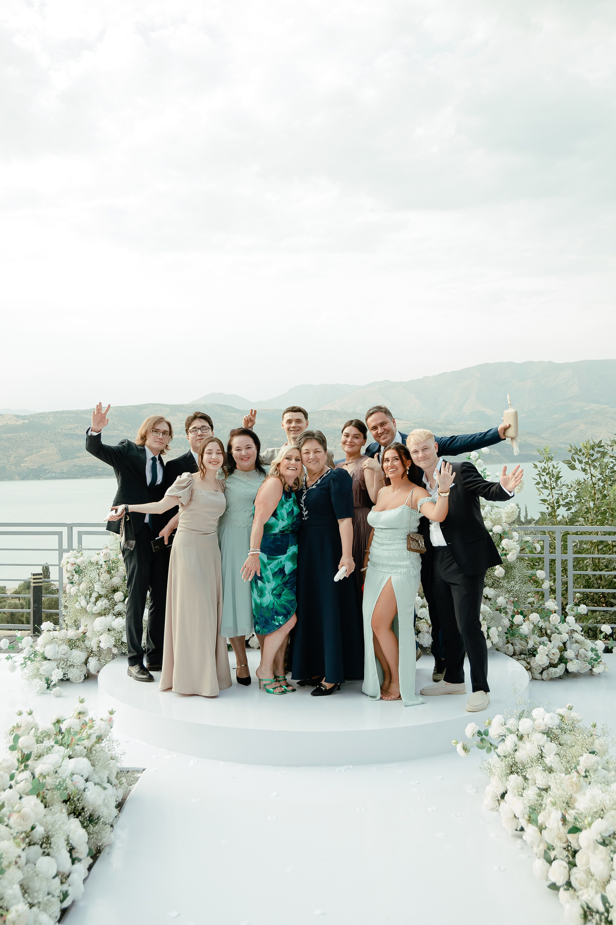 Thomas & Suyumbika. Главная