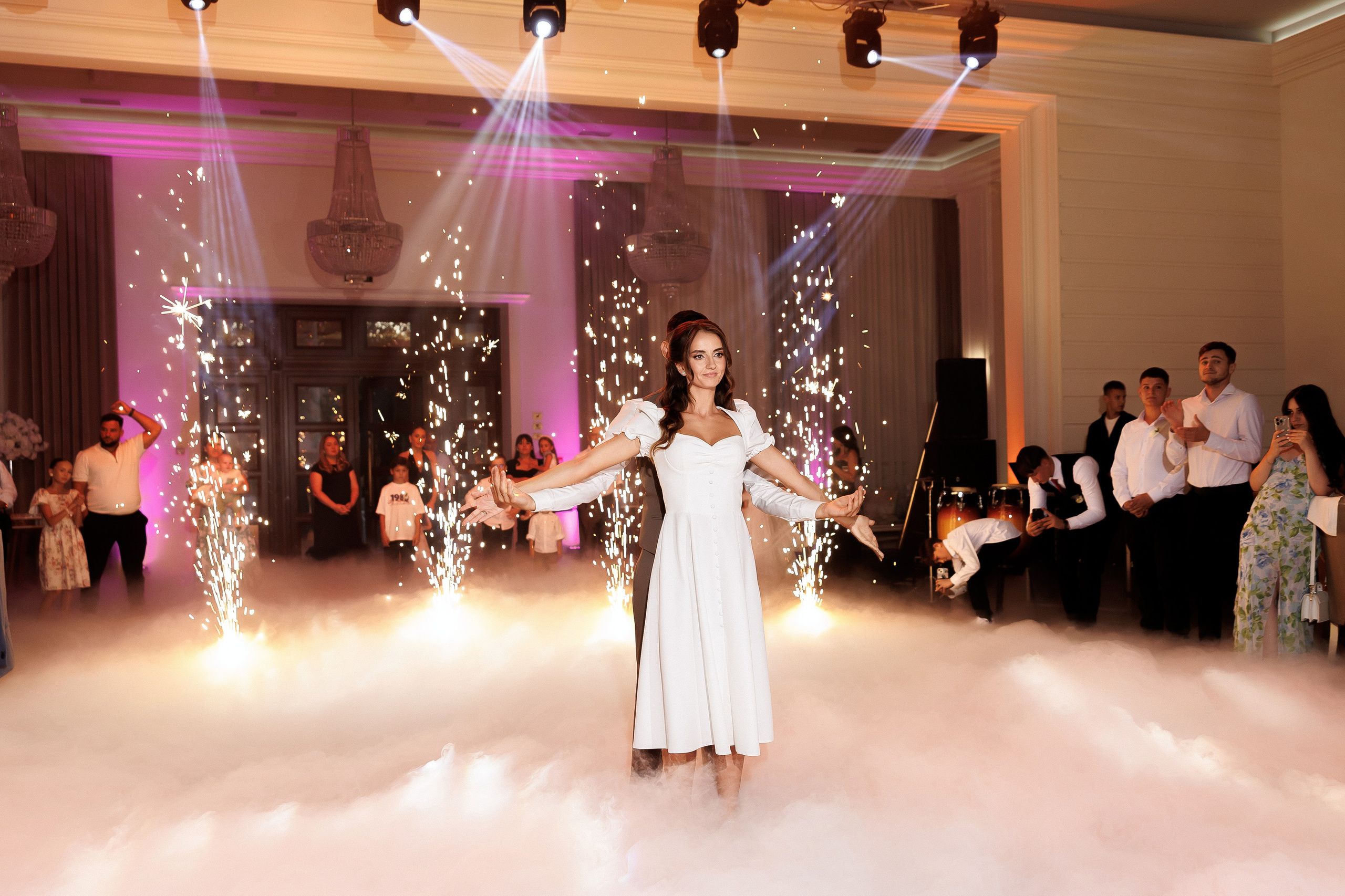 Eugen & Livia — Grand Elysee — Wedding Day. Servicii Foto și Video 067188353