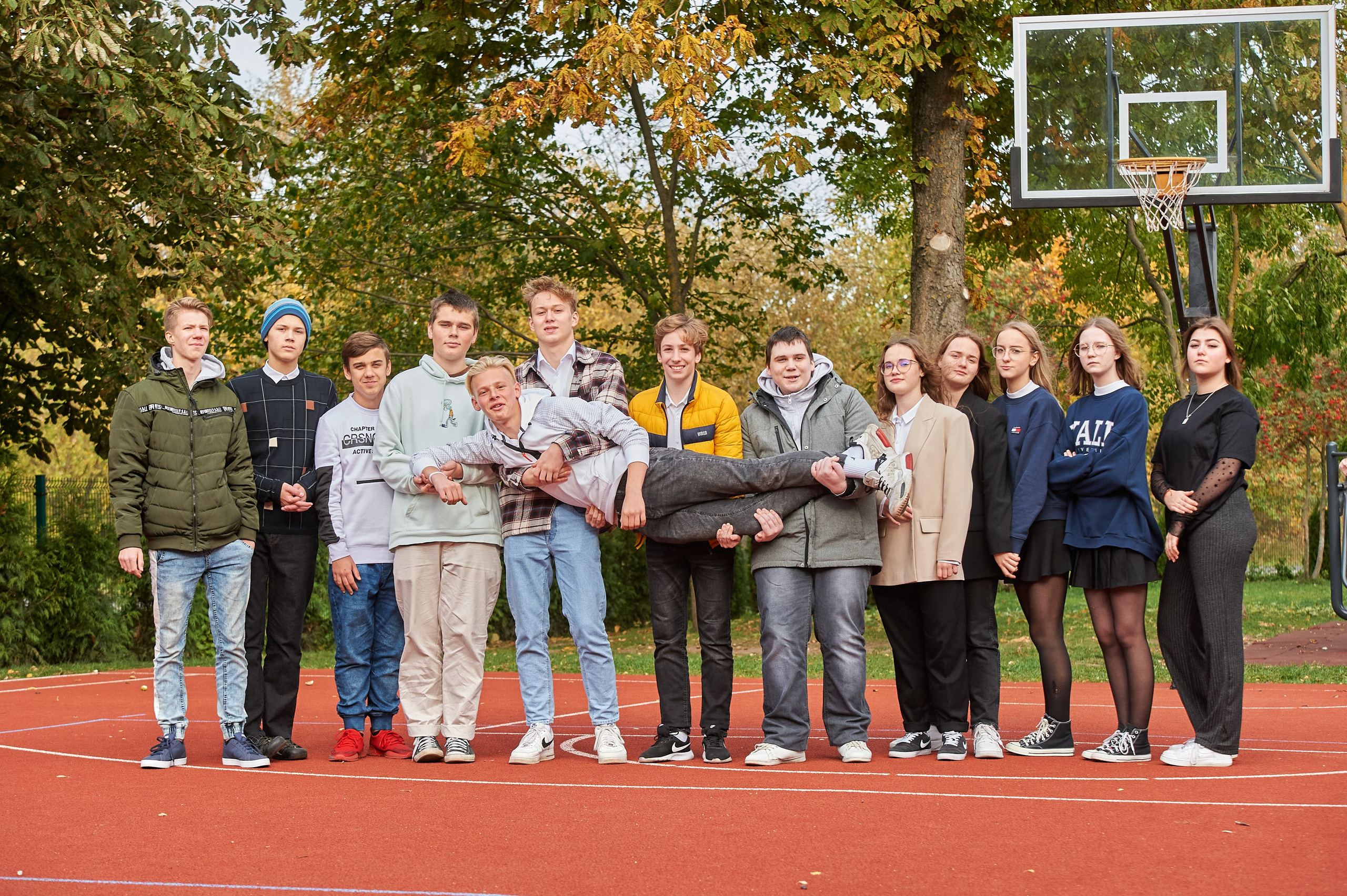 Групповая фотография в парке среди осенних листьев
