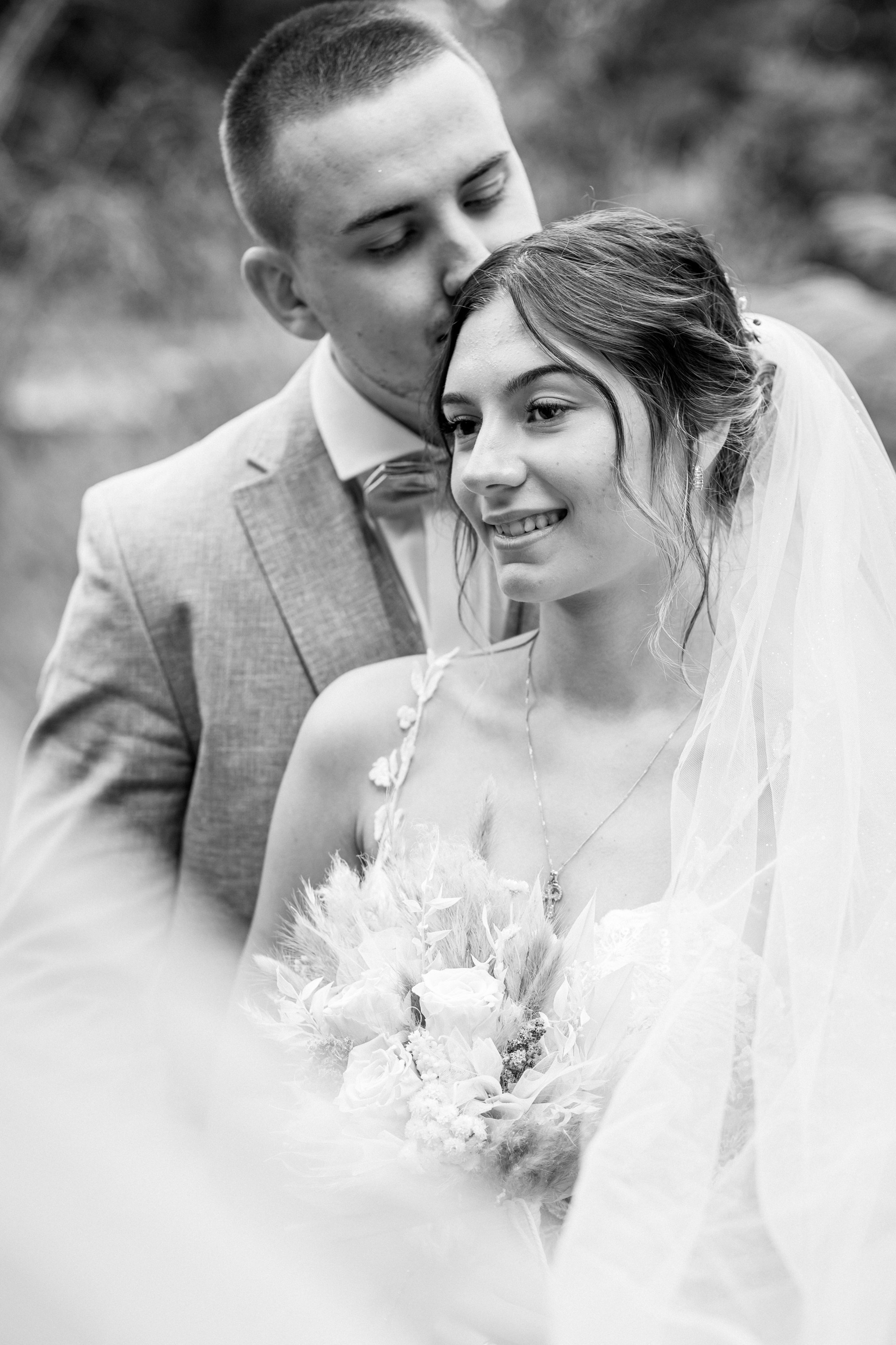 Schwarzweiß-Portrait eines Brautpaares, echte Nähe