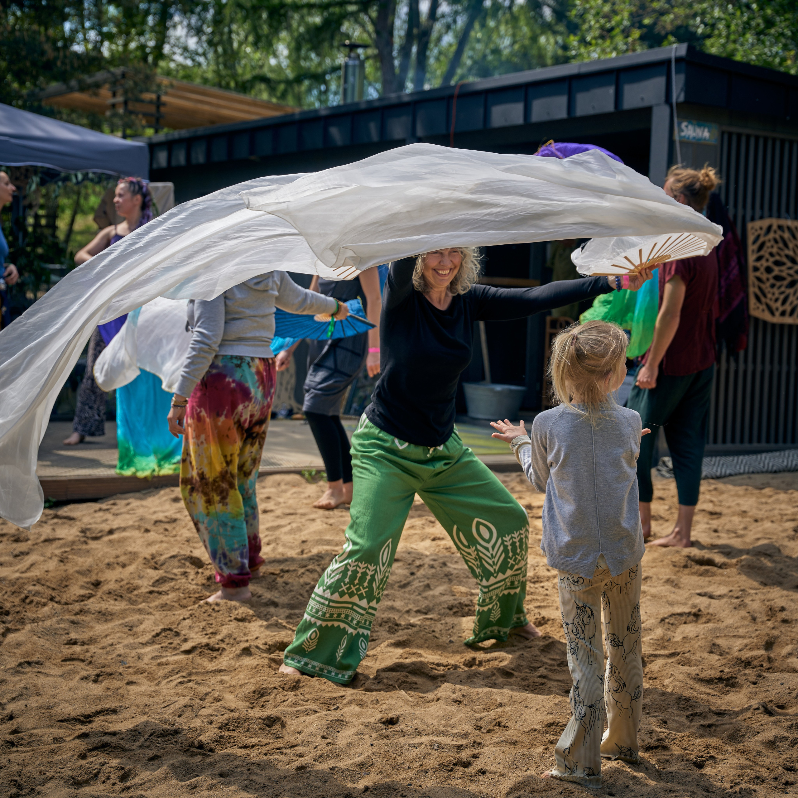 „Wachlarze na Plaży” - warsztat Nadii Szypiłow na Mikrofestiwalu „2uRodziny Turkusowej Wyspy”. Andriej Szypilow — Photography & Videography