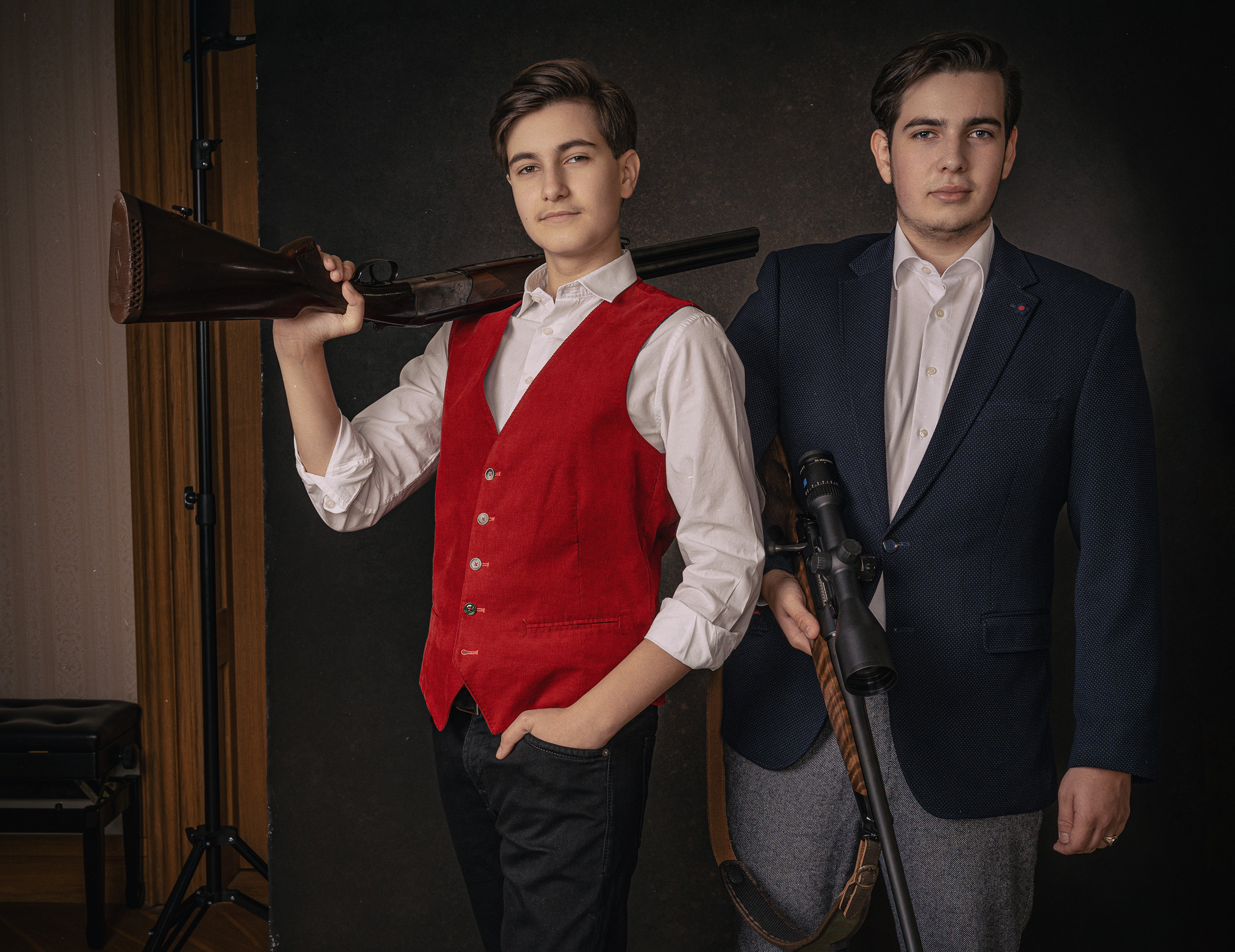 Armin und Julius von Bismarck mit Jagdgewehren