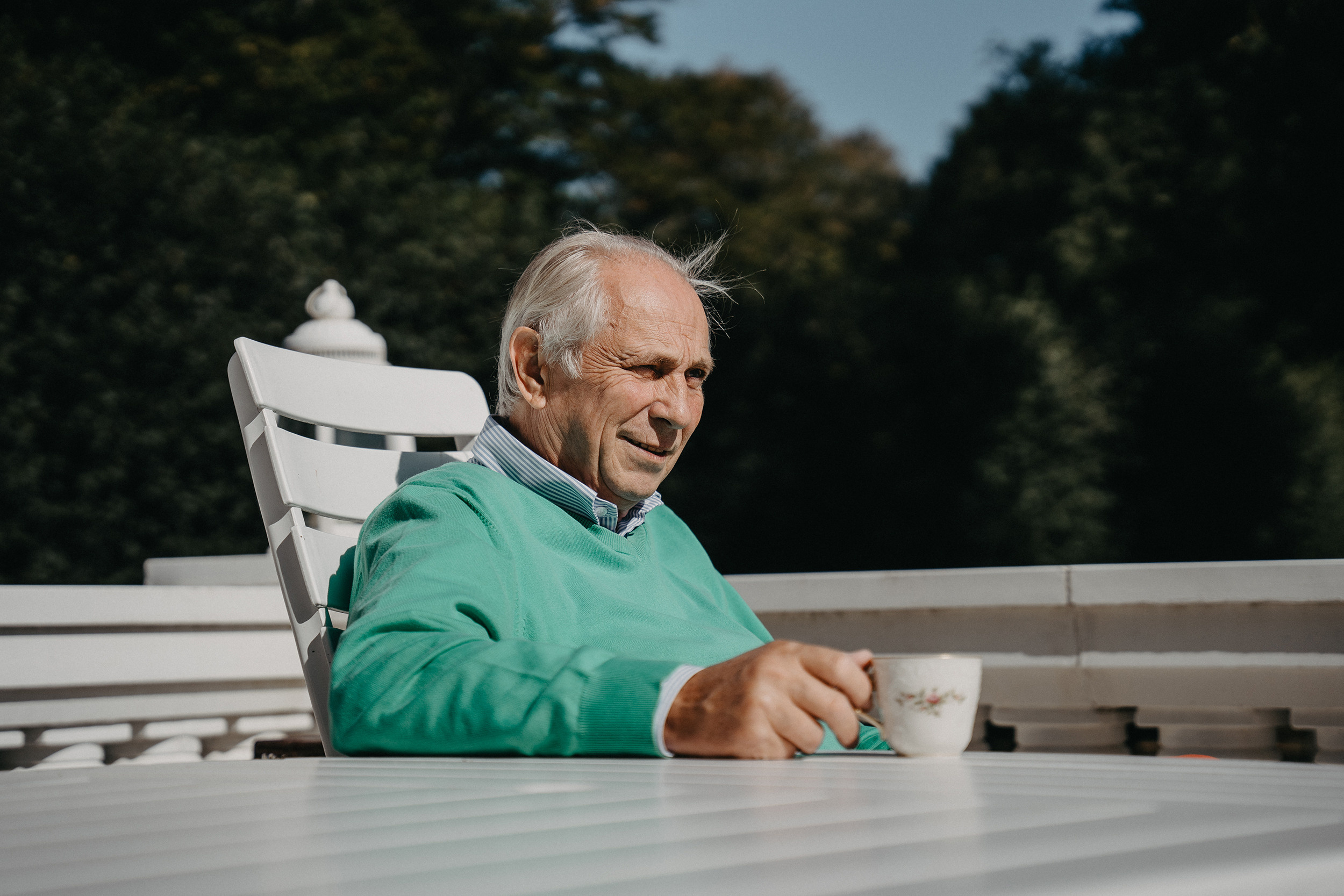 Alexander von Bismarck trinkt Kaffee zuhause  
