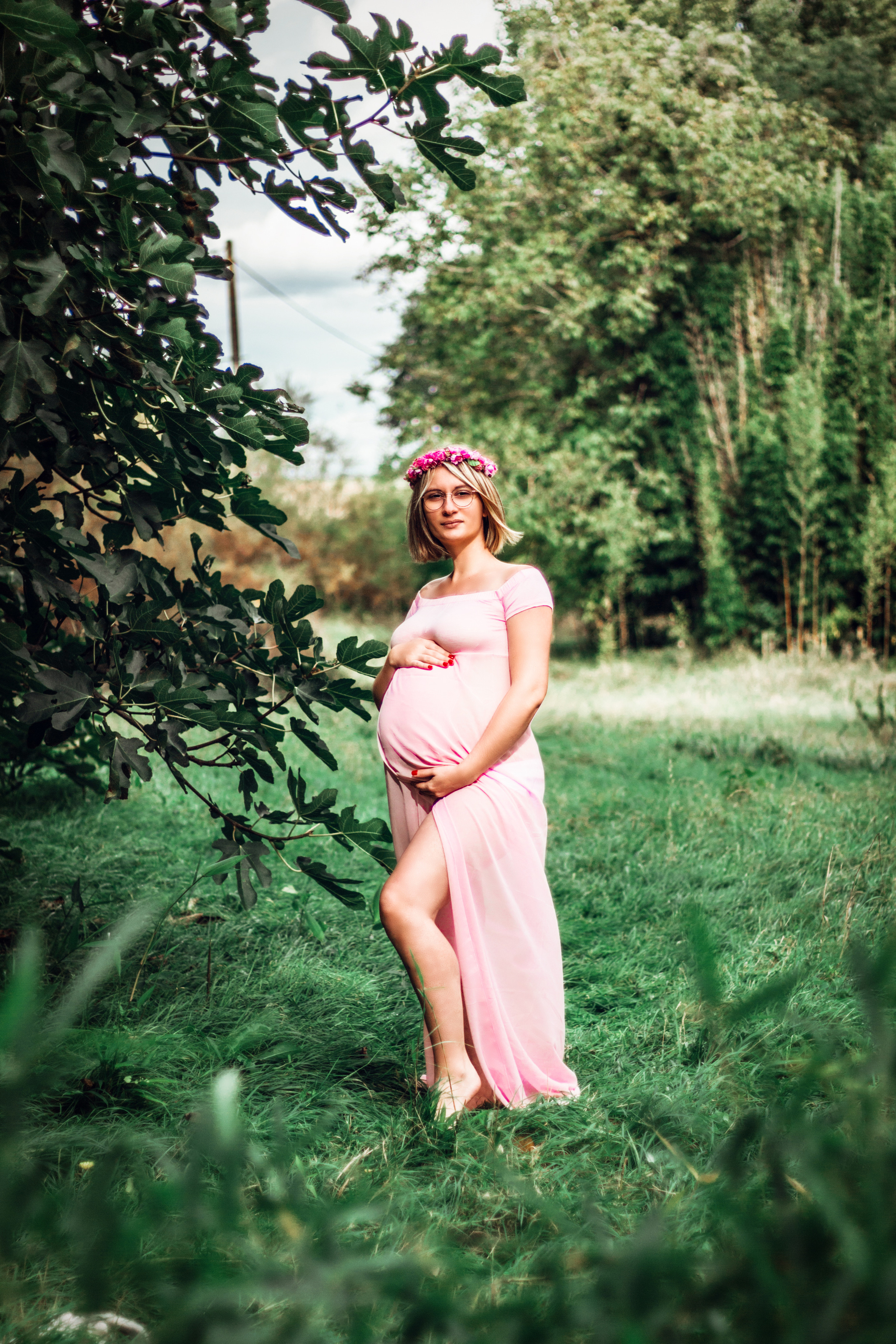 Femme enceinte posant dans un champ pres de Narbonne