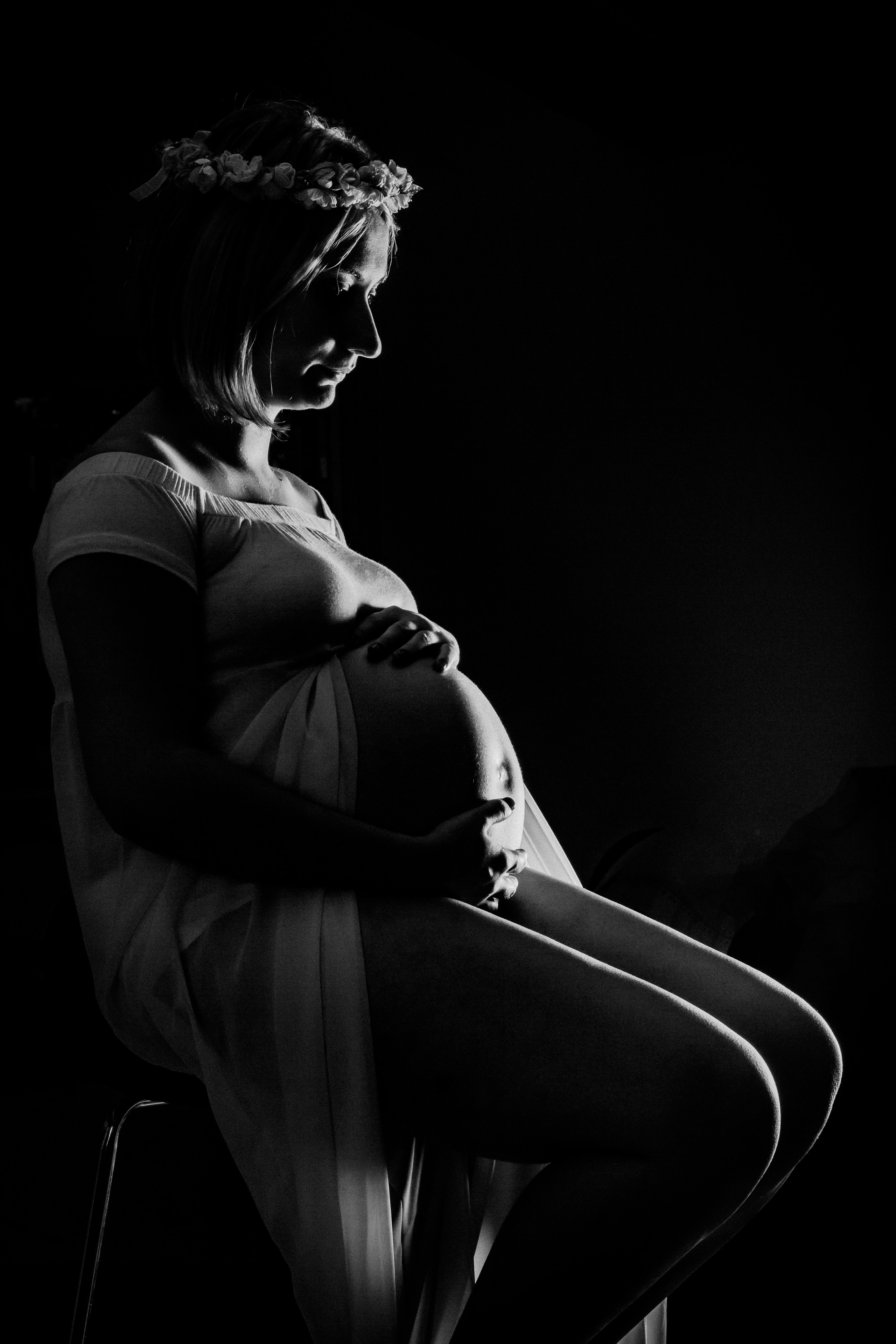 Photo artistique de grossesse en noir et blanc