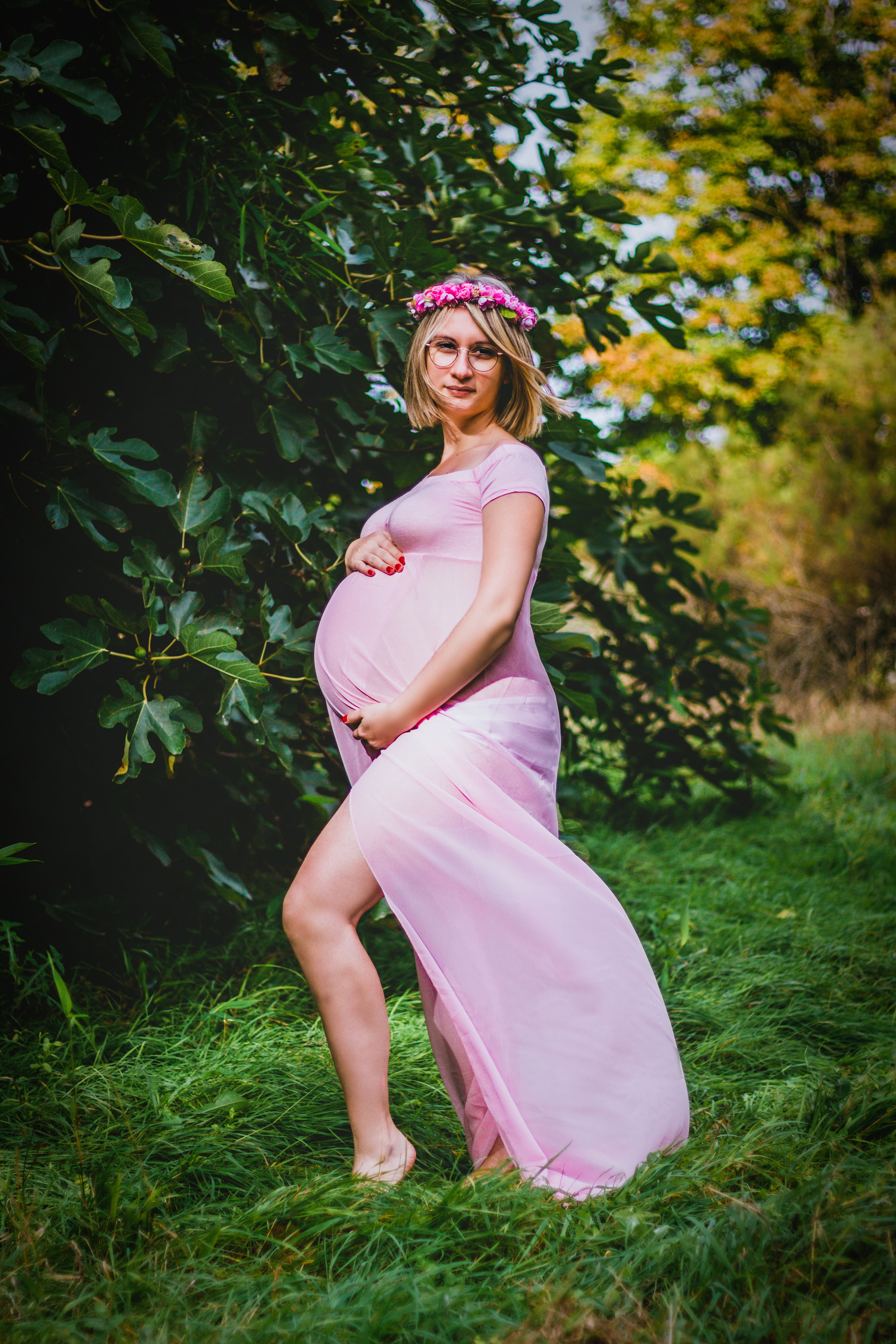 Femme enceinte en robe bohème dans la nature à Beziers