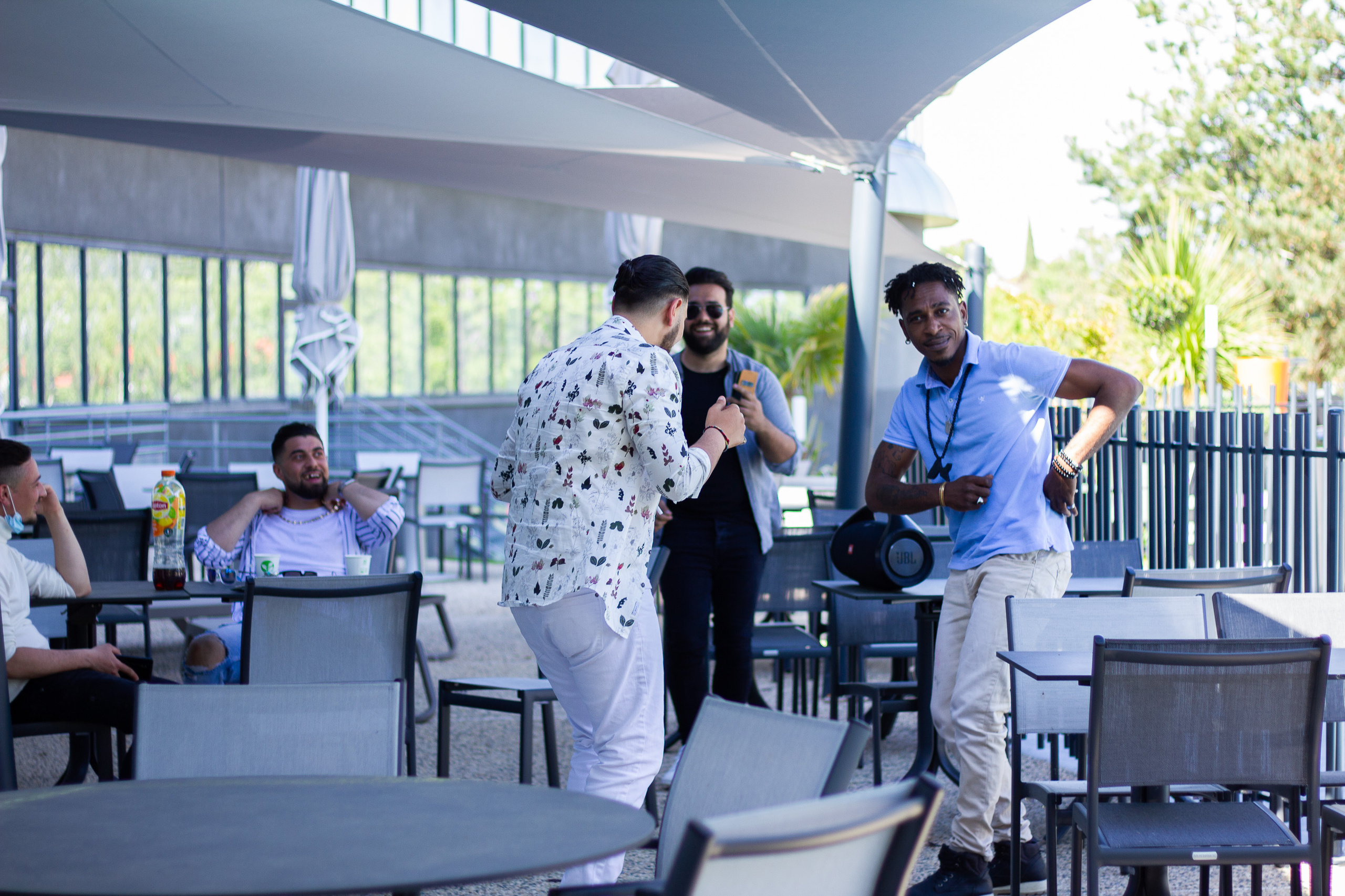 Backstage de tournage T&K. Photographe professionnelle à Poitiers, Tours et Châtellerault | Studio photo entre Poitiers et Tours – portraits, familles, entreprises, ma