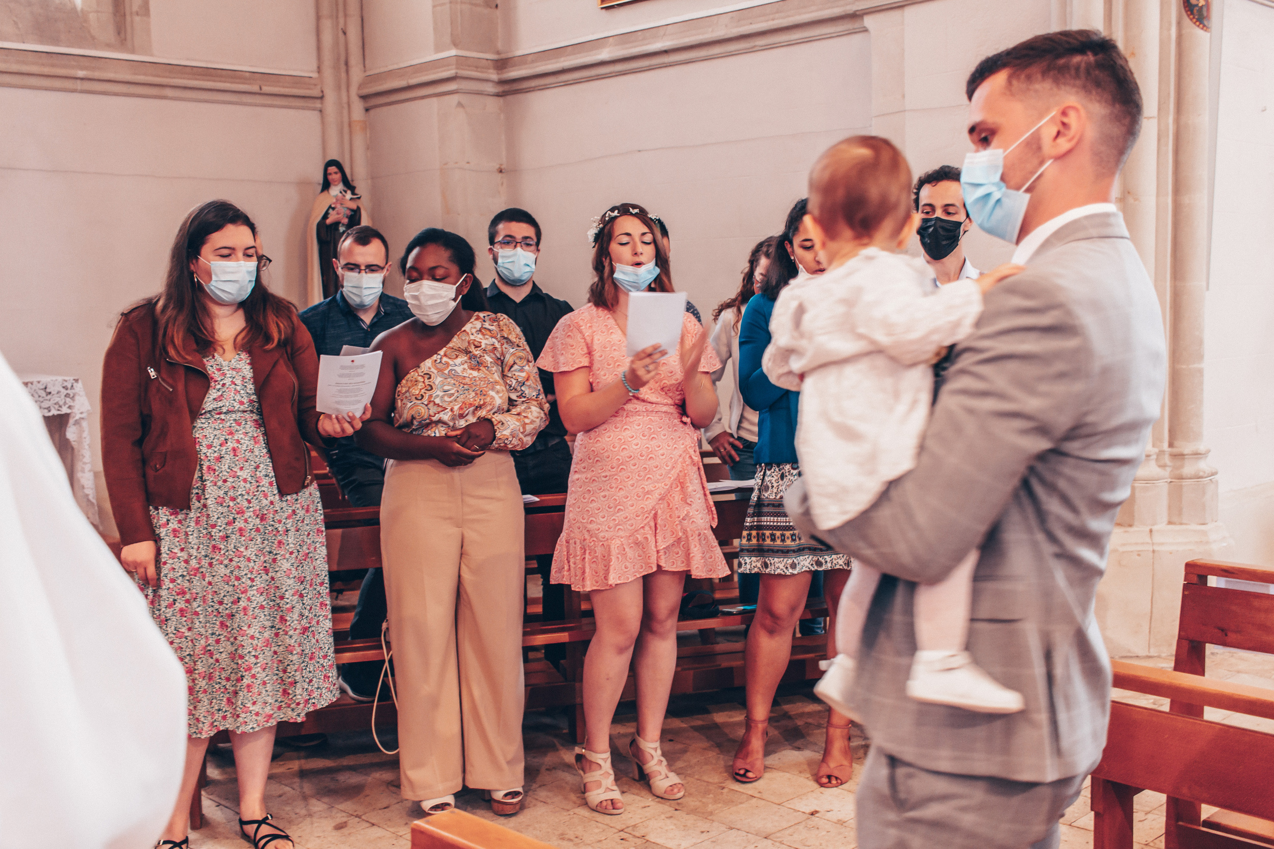 Photo de baptême pendant covid avec les masques