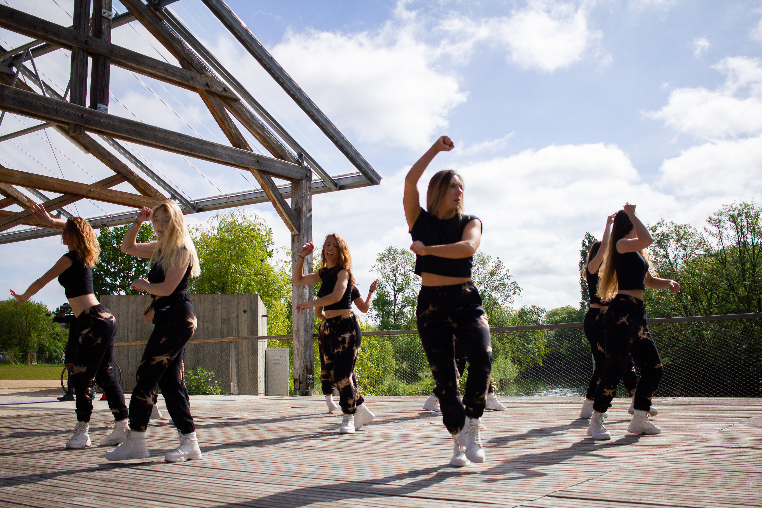 Backstage de tournage T&K. Photographe professionnelle à Poitiers, Tours et Châtellerault | Studio photo entre Poitiers et Tours – portraits, familles, entreprises, ma