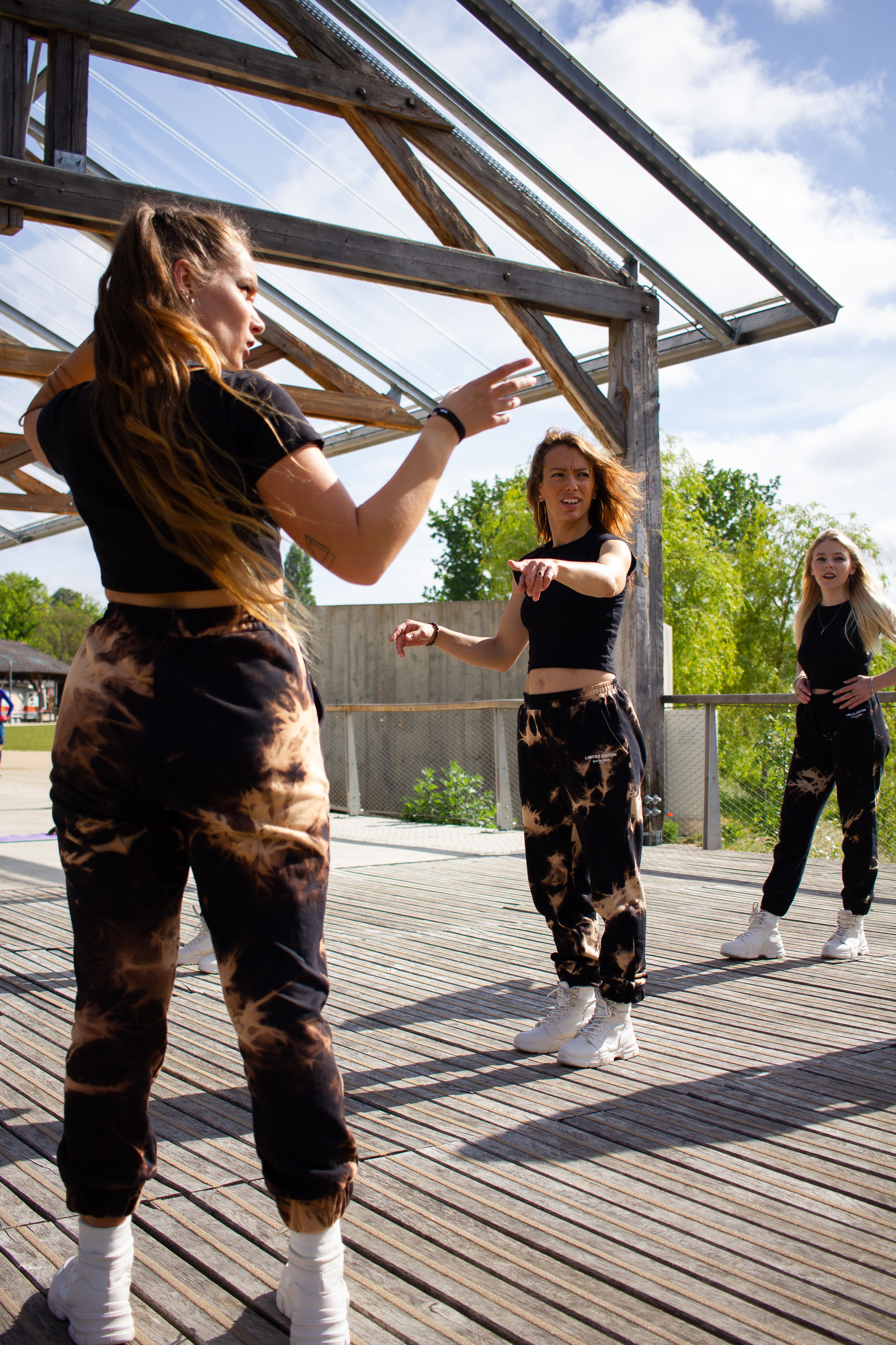 Backstage de tournage T&K. Photographe professionnelle à Poitiers, Tours et Châtellerault | Studio photo entre Poitiers et Tours – portraits, familles, entreprises, ma