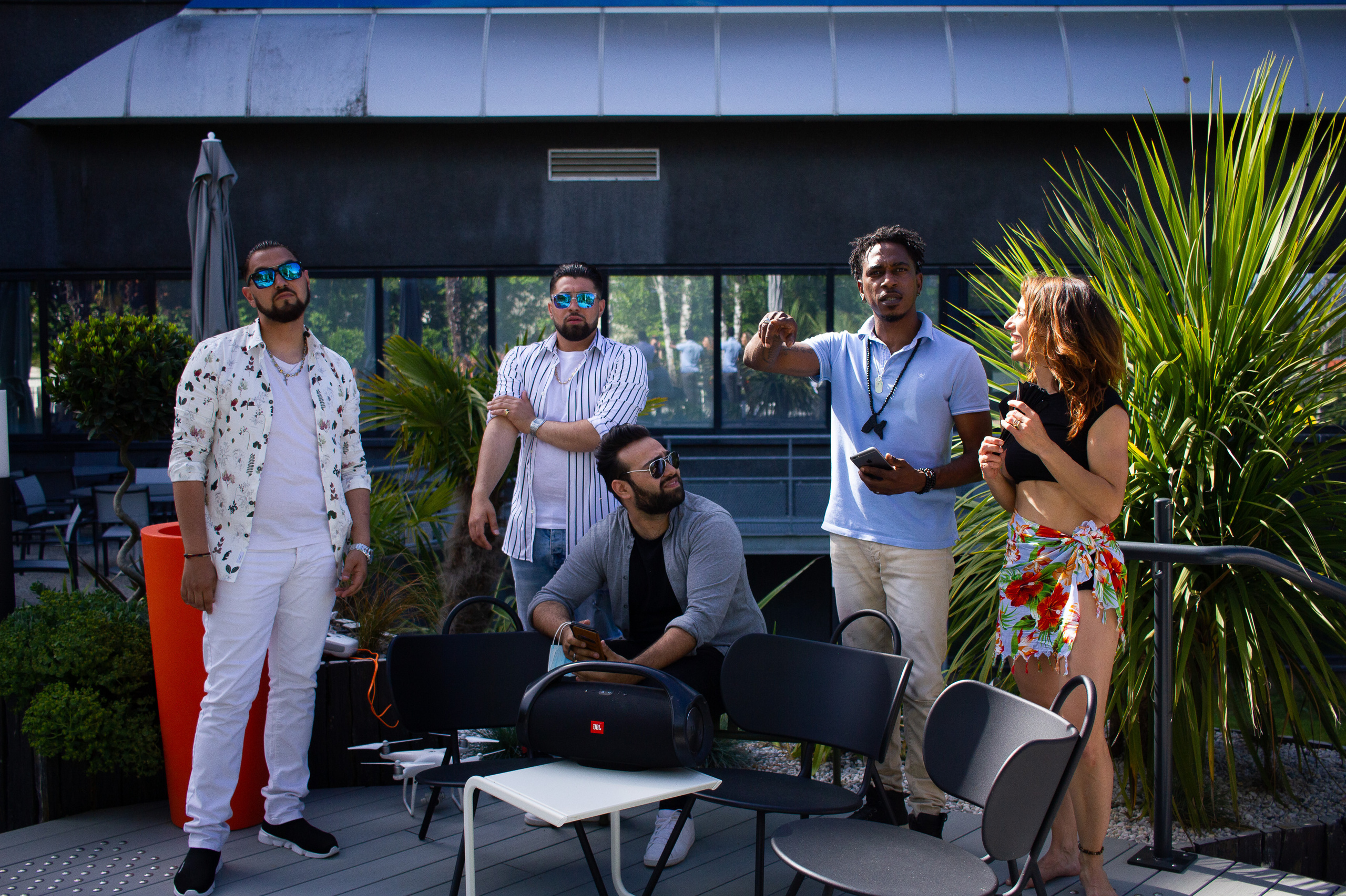 Backstage de tournage T&K. Photographe professionnelle à Poitiers, Tours et Châtellerault | Studio photo entre Poitiers et Tours – portraits, familles, entreprises, ma