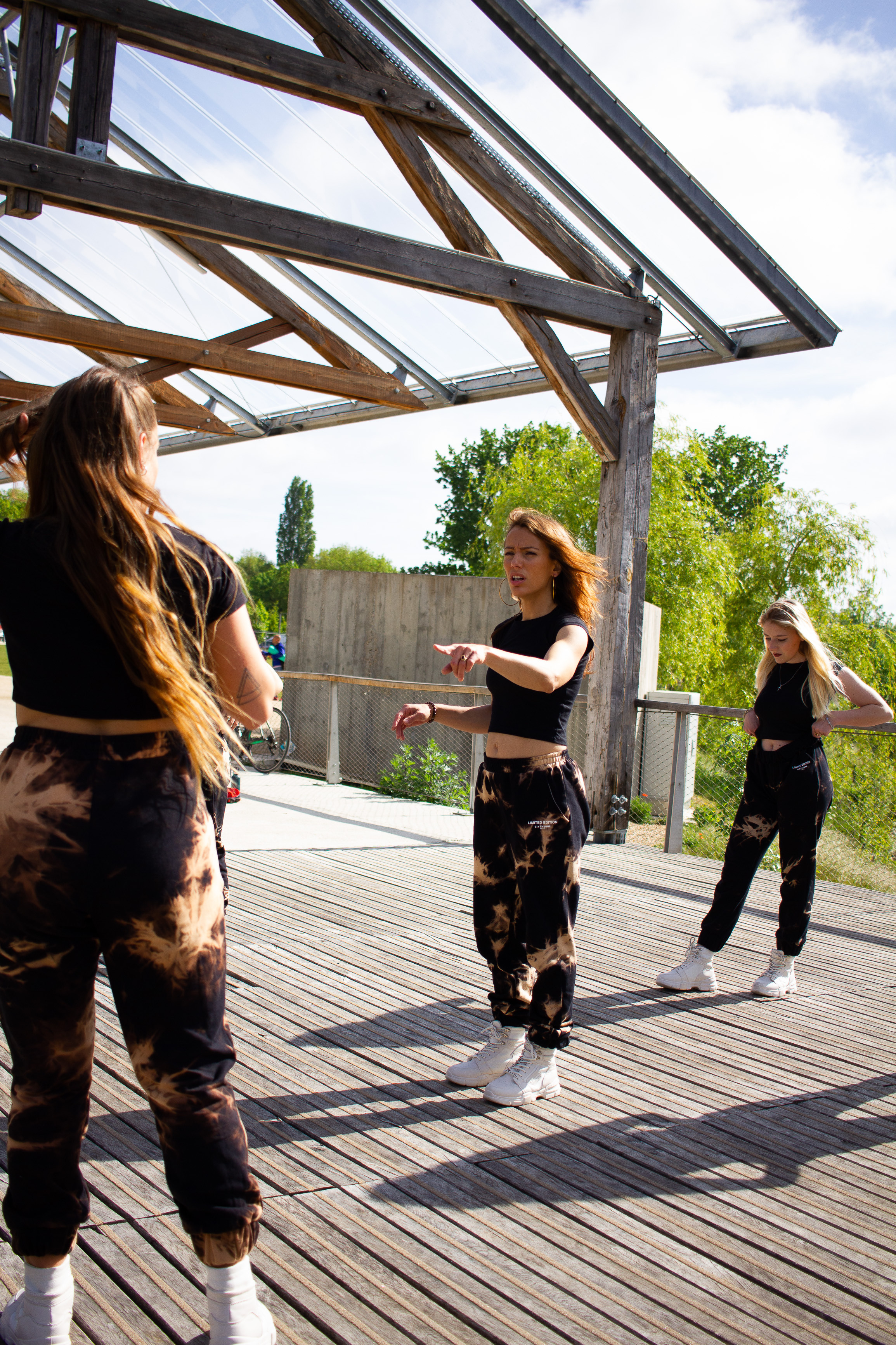 Backstage de tournage T&K. Photographe professionnelle à Poitiers, Tours et Châtellerault | Studio photo entre Poitiers et Tours – portraits, familles, entreprises, ma