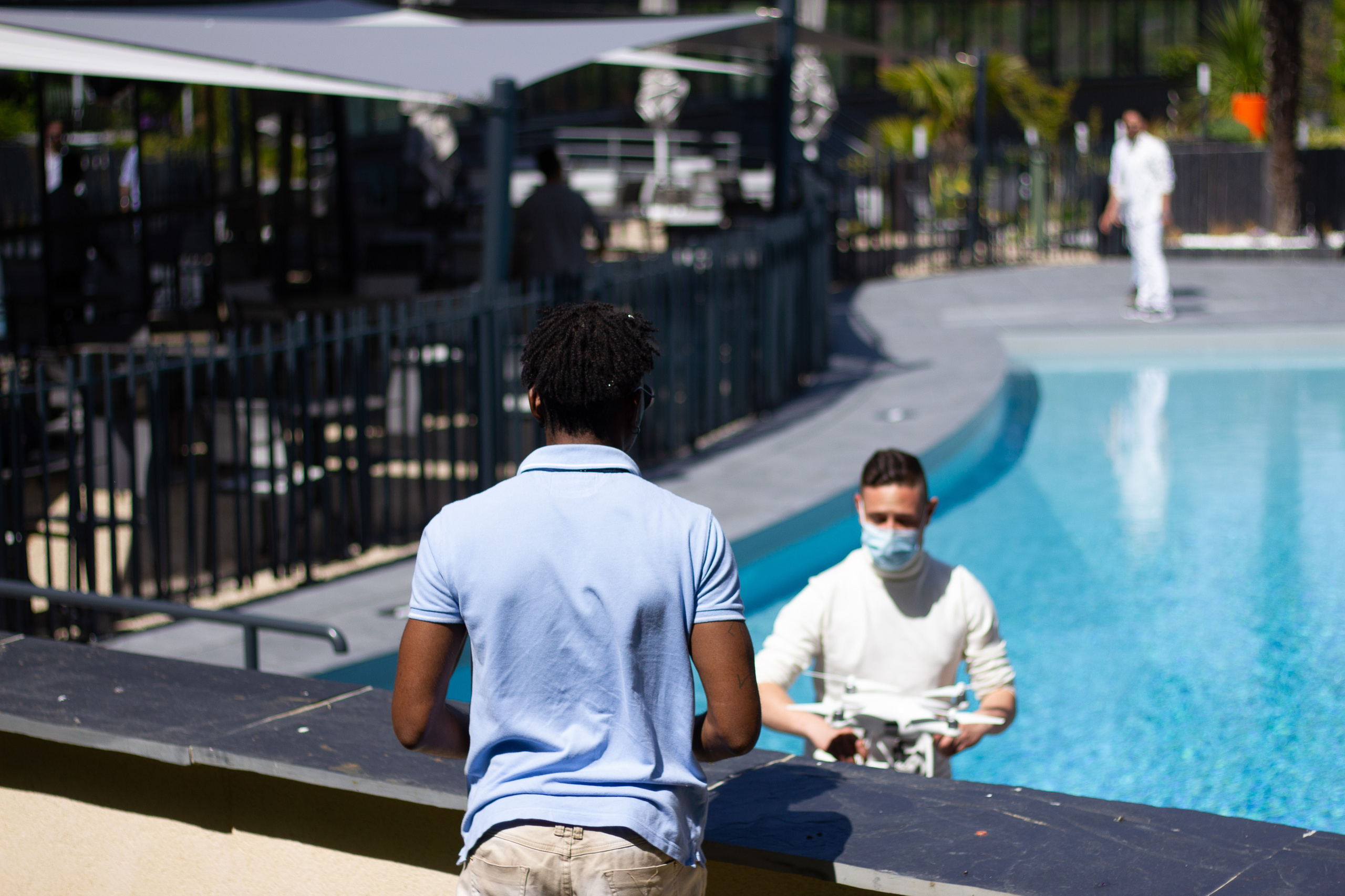 Backstage de tournage T&K. Photographe professionnelle à Poitiers, Tours et Châtellerault | Studio photo entre Poitiers et Tours – portraits, familles, entreprises, ma