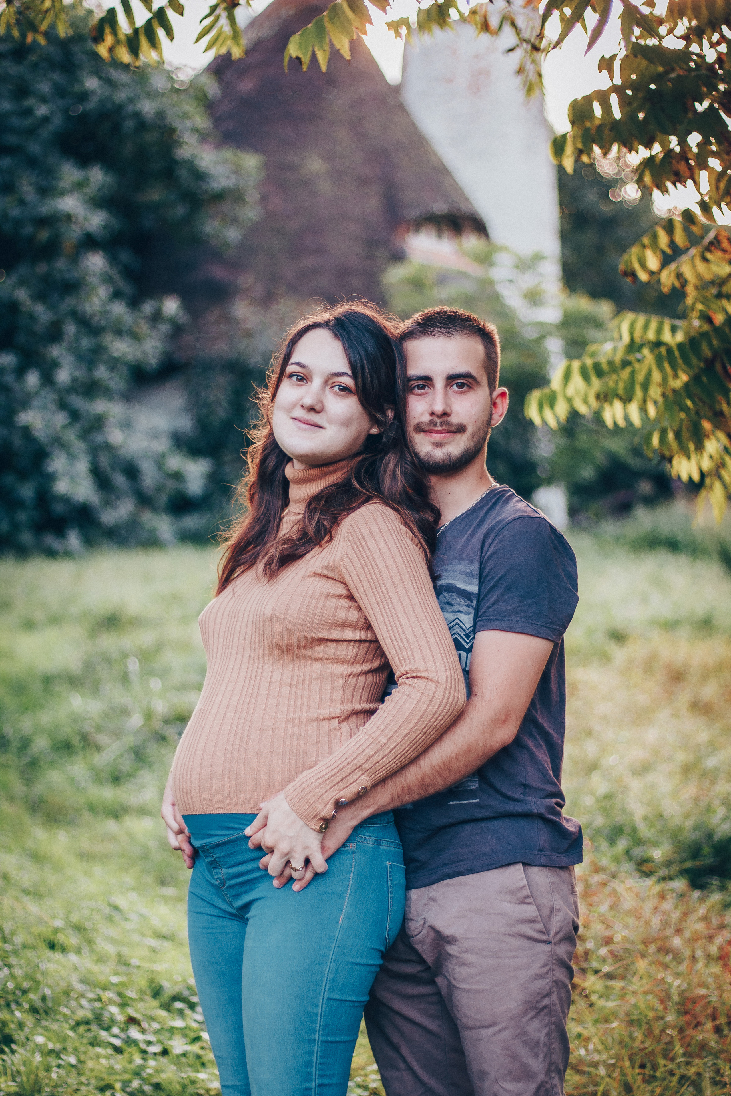 Photo de maternité avec le futur papa à l'extérieur