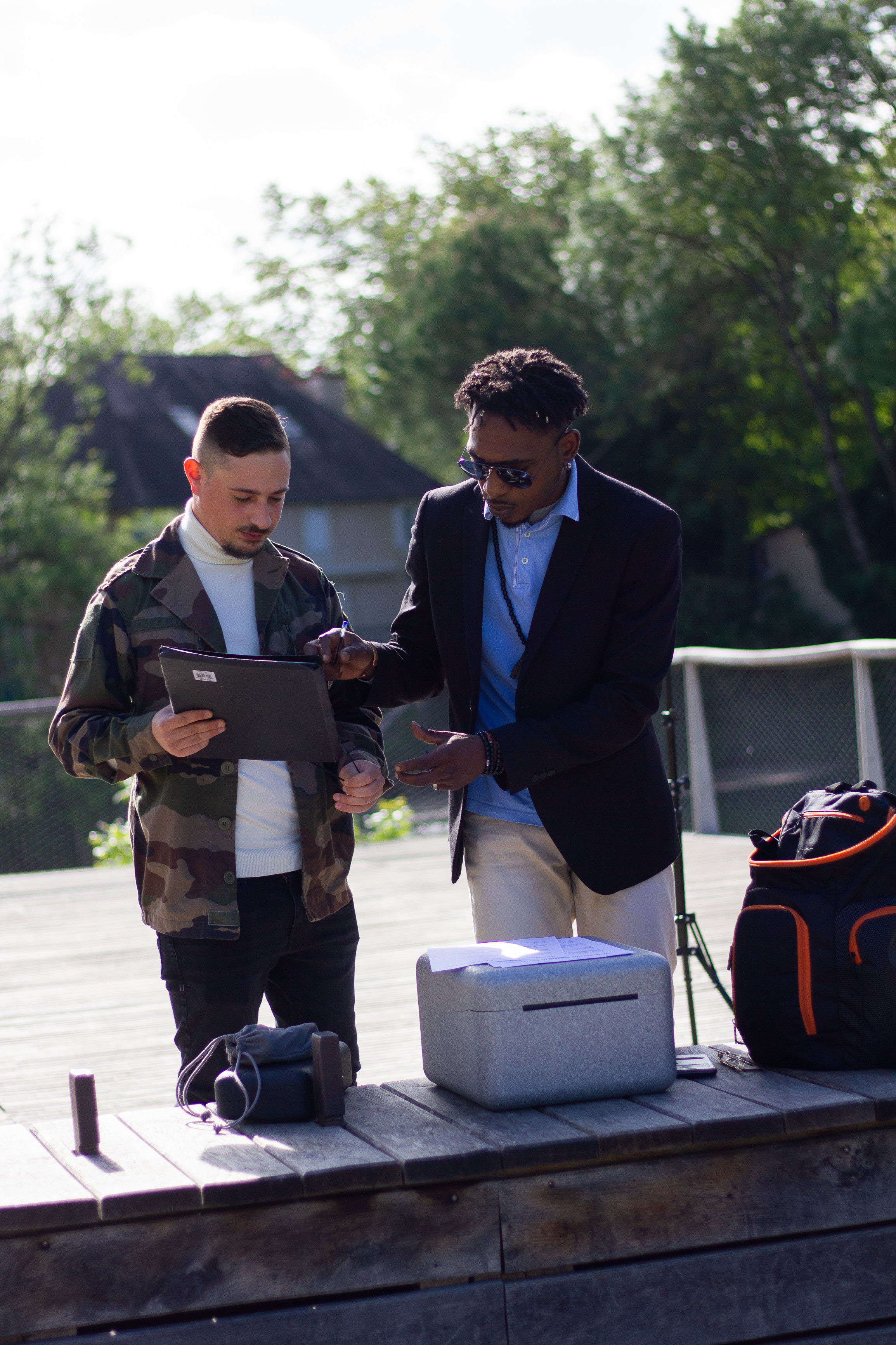 Backstage de tournage T&K. Photographe professionnelle à Poitiers, Tours et Châtellerault | Studio photo entre Poitiers et Tours – portraits, familles, entreprises, ma