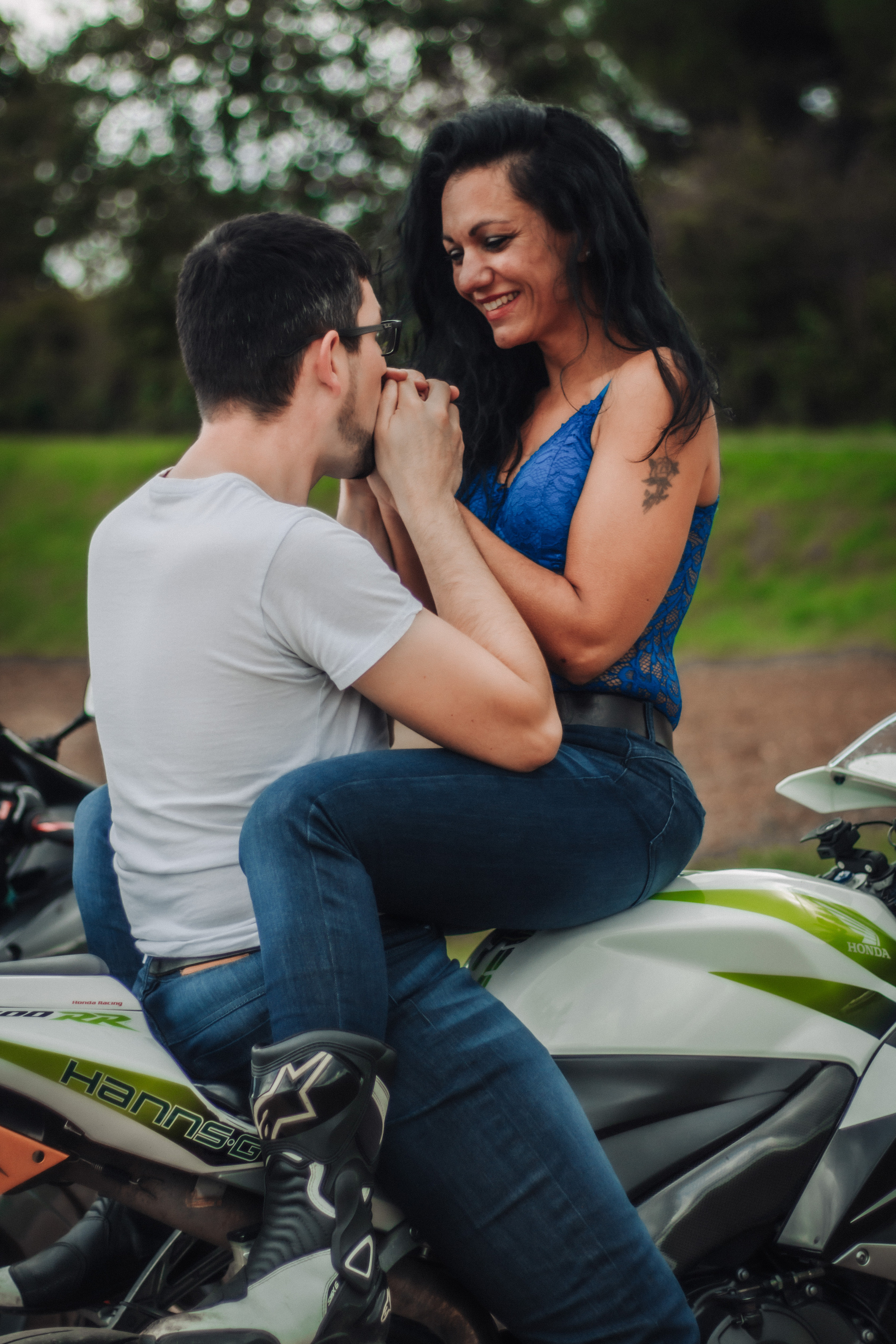 Bike Couple. Photographe professionnelle à Poitiers, Tours et Châtellerault | Studio photo entre Poitiers et Tours – portraits, familles, entreprises, ma