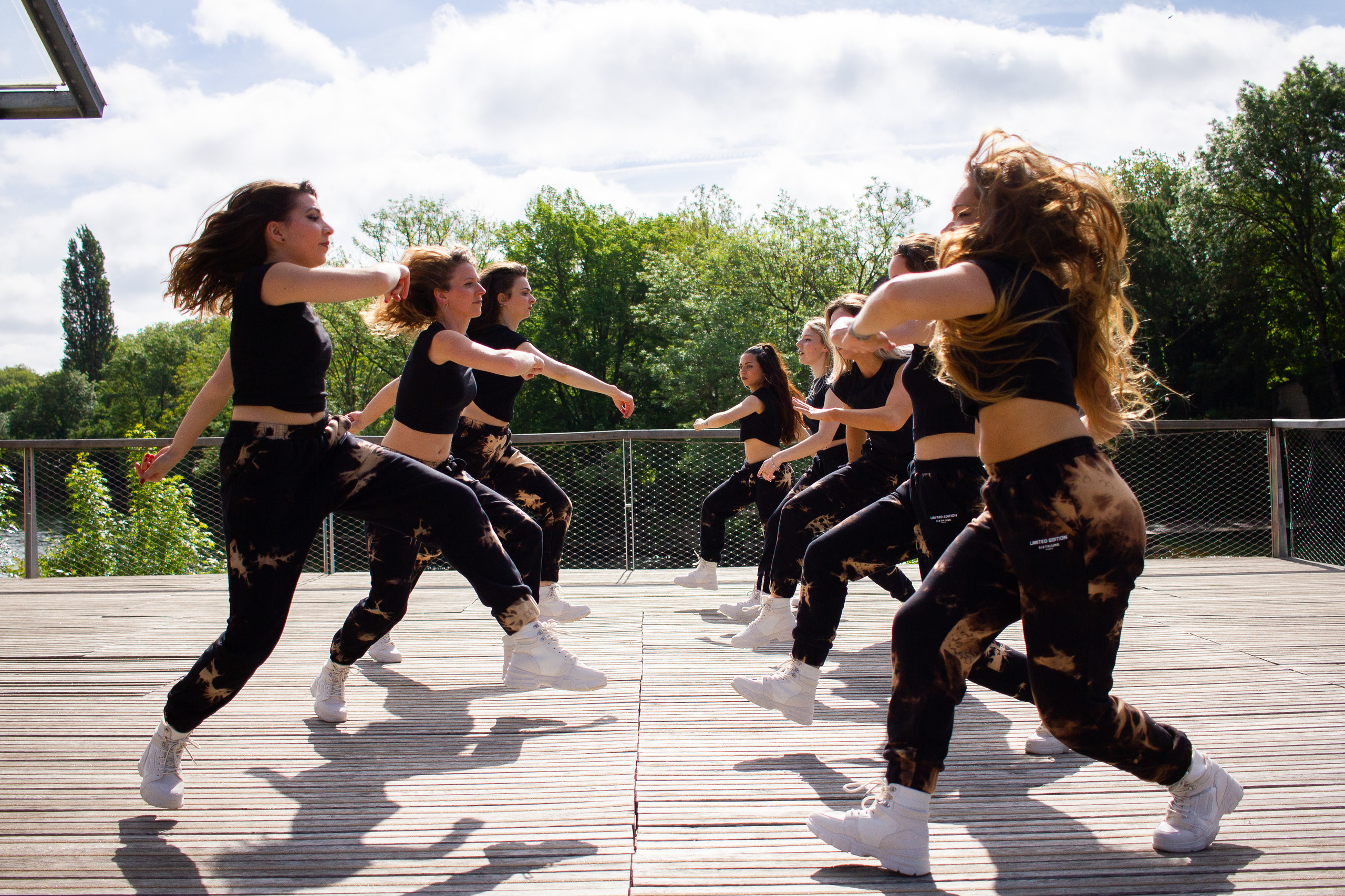 Backstage de tournage T&K. Photographe professionnelle à Poitiers, Tours et Châtellerault | Studio photo entre Poitiers et Tours – portraits, familles, entreprises, ma