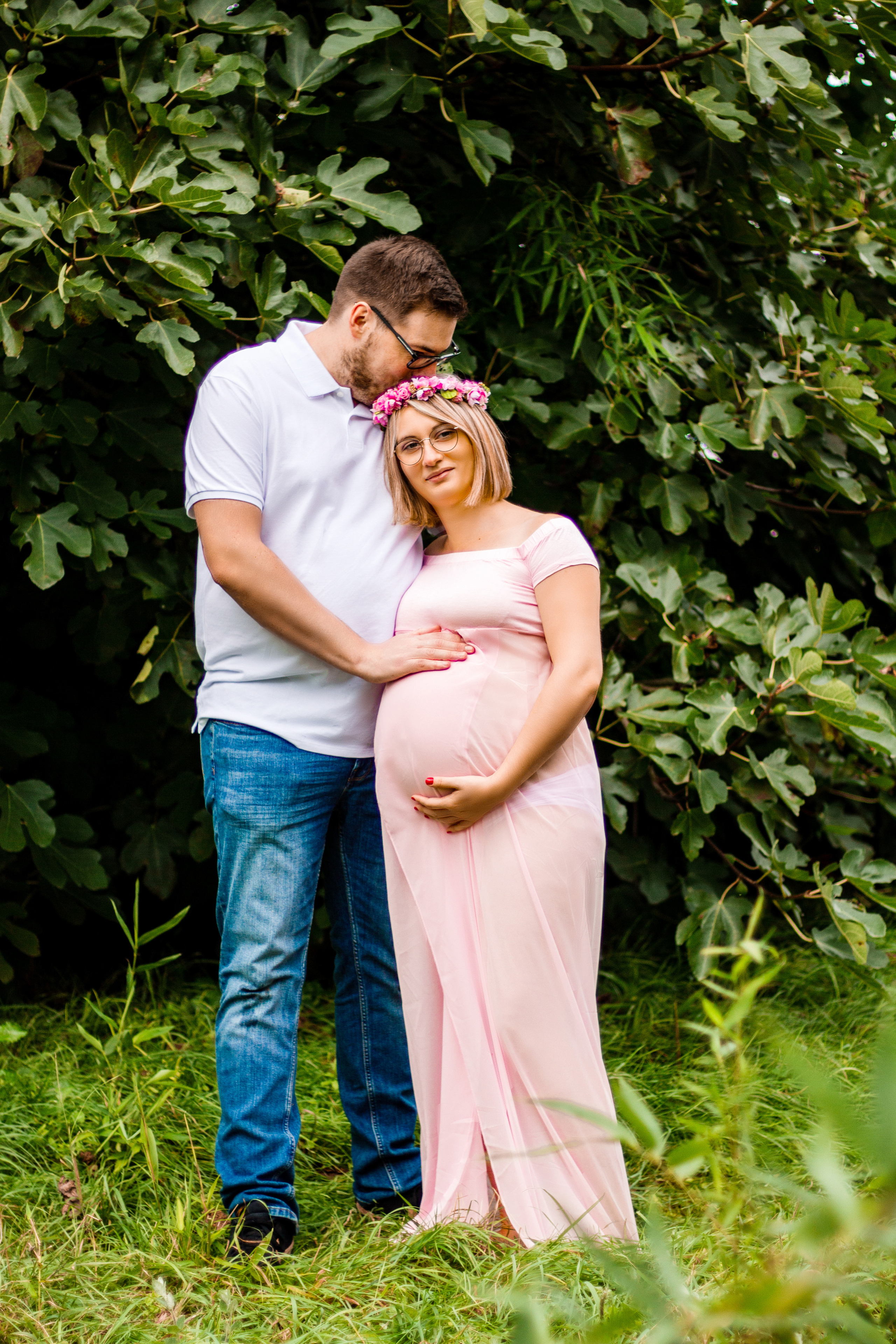 Couple attendant leur bébé lors d’une séance photo à Carcassonne