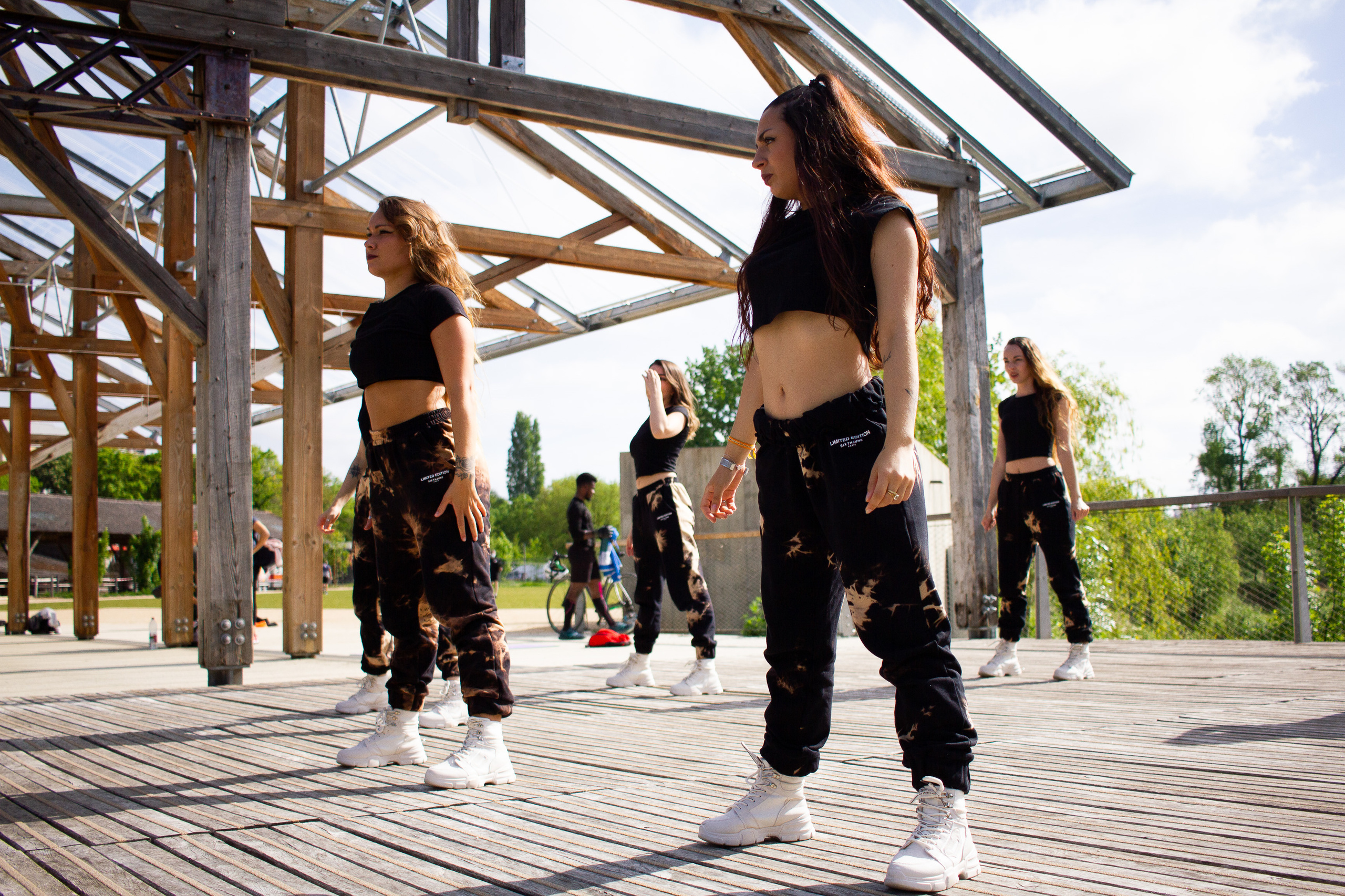 Backstage de tournage T&K. Photographe professionnelle à Poitiers, Tours et Châtellerault | Studio photo entre Poitiers et Tours – portraits, familles, entreprises, ma