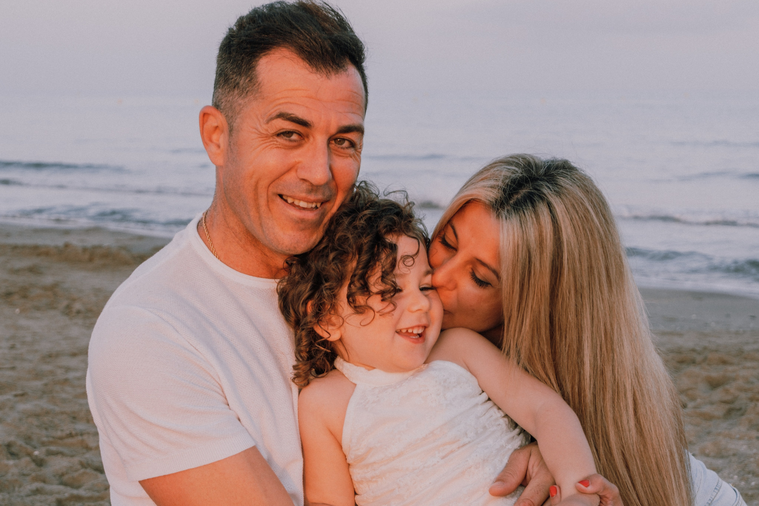 Sesión familiar en la playa. Fotografía profesional en Calafell - Elena Medvedeva