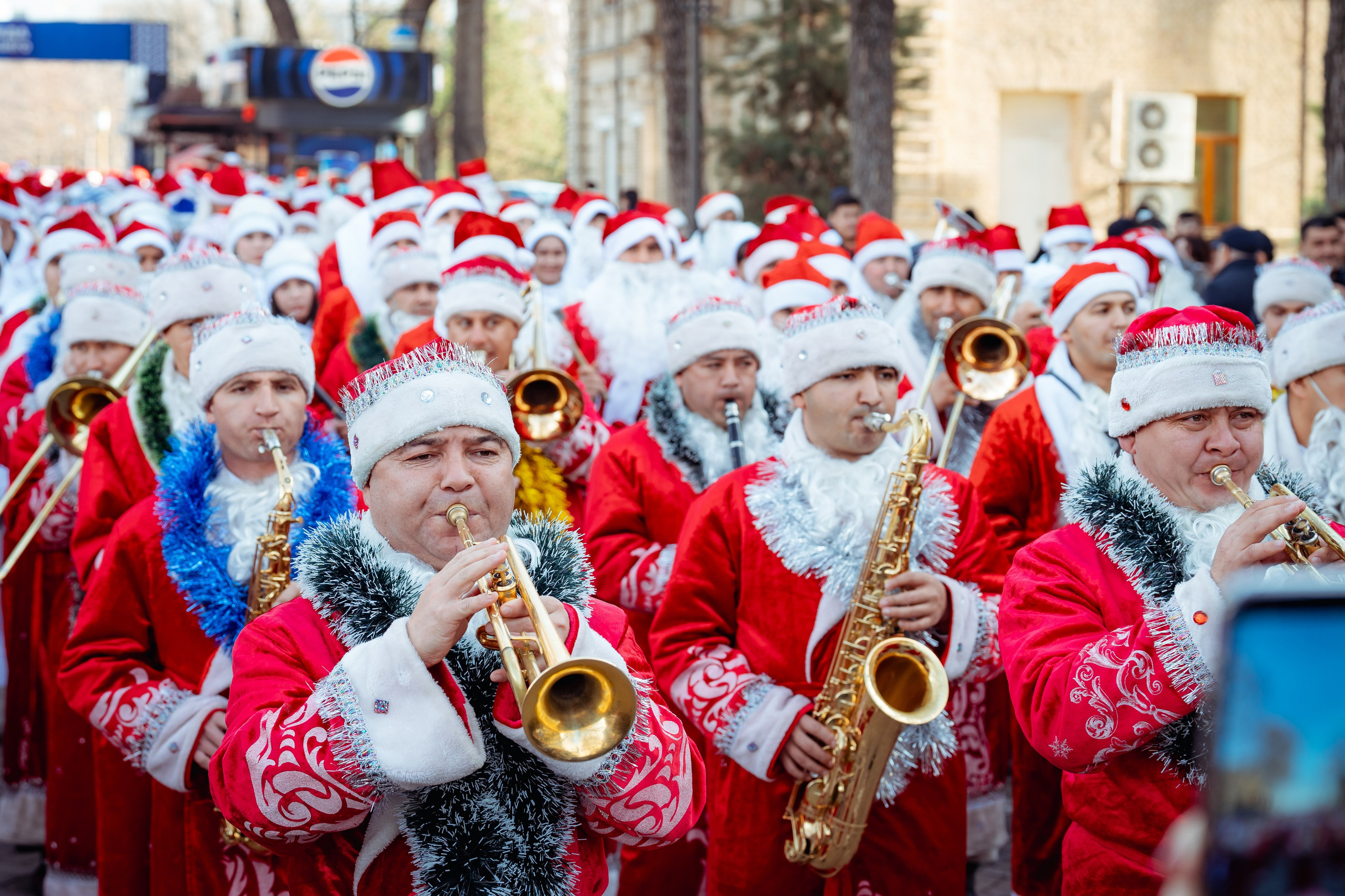 Парад Дедов Морозов. Георгий Намазов | Фотограф в Ташкенте