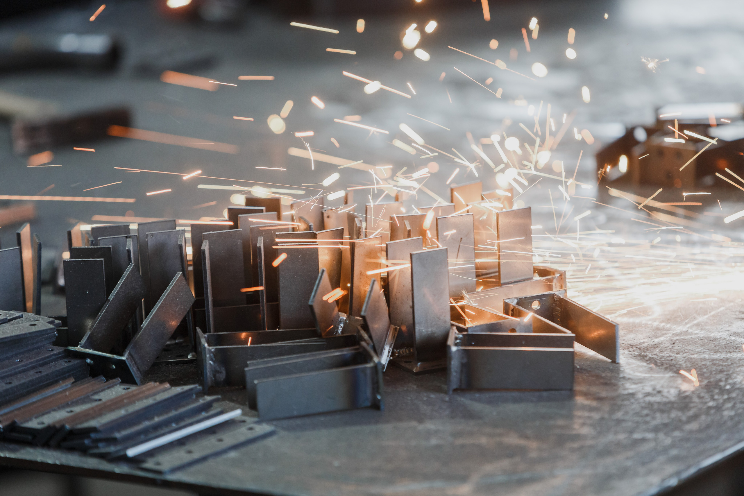 Piezas para una máquina de ejercicio sobre un fondo de chispas