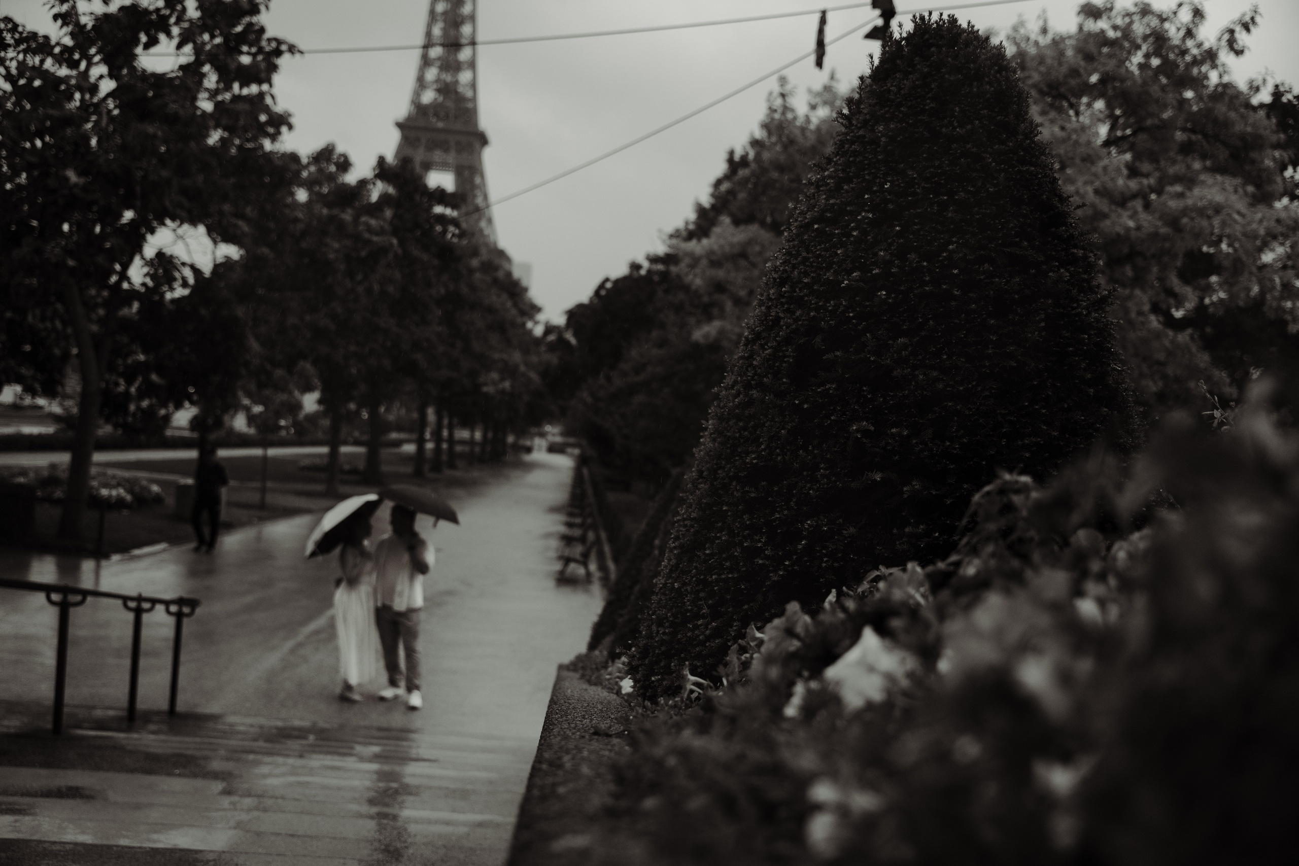 Anne & Cody in rainy Paris. Фотограф в Париже Полина Осипова
