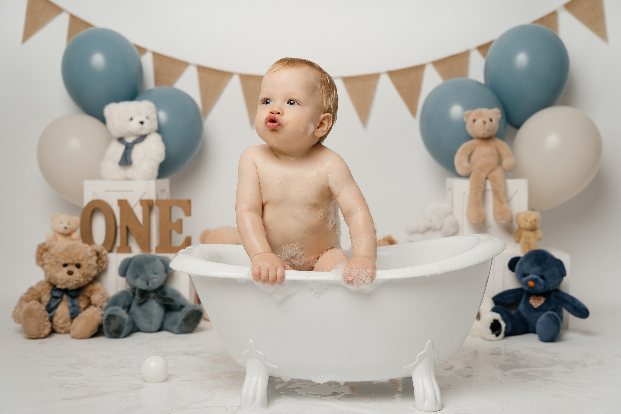 First birthday cake smash session. Newborn and family photographer. Hills District. Sydney
